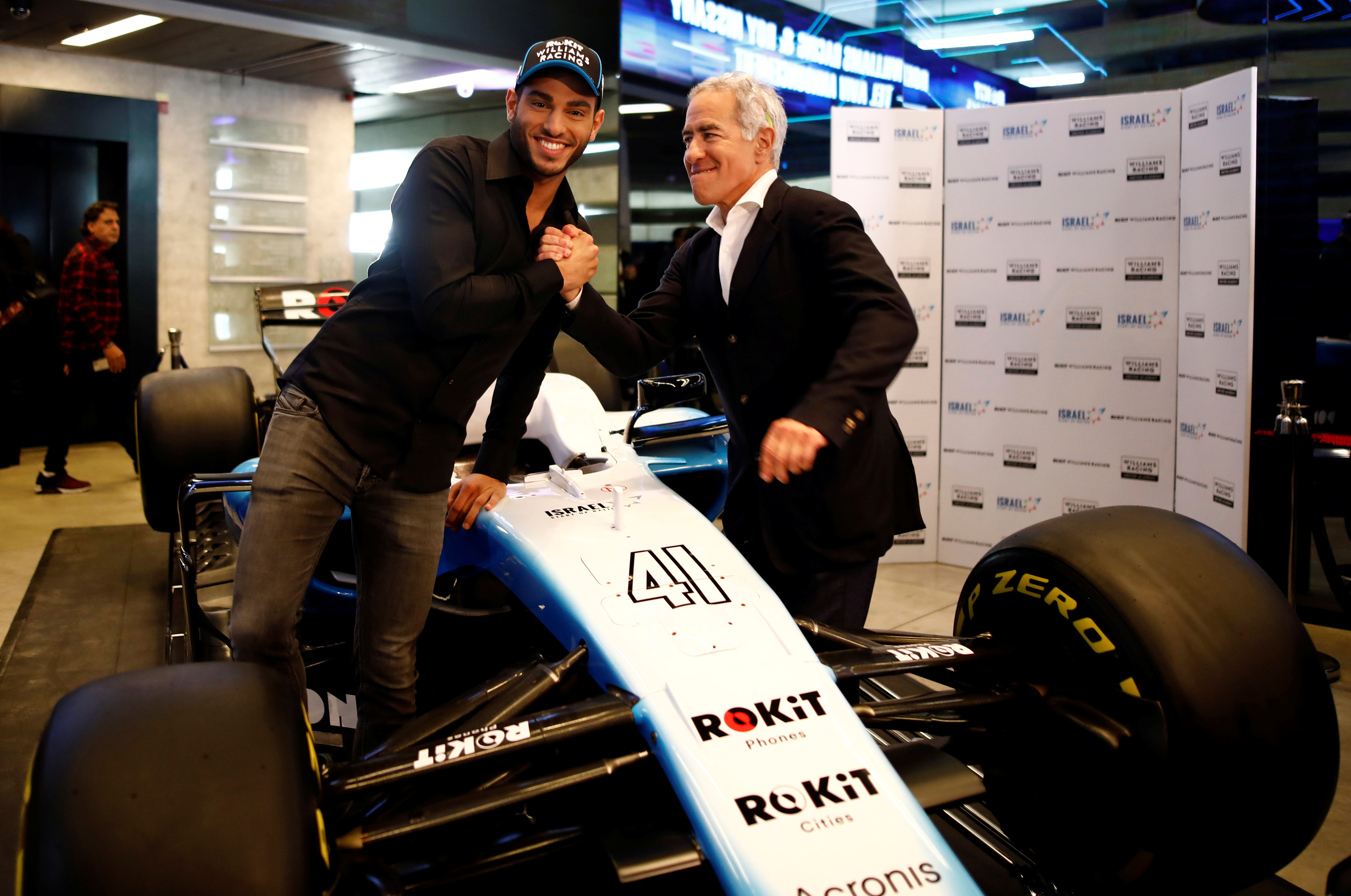 El piloto israelí Roy Nissany y Sylvan Adams posan para una foto después de que Nissany firmara con la escudería británica de Fórmula Uno Williams, en Tel Aviv (REUTERS/Corinna Kern)