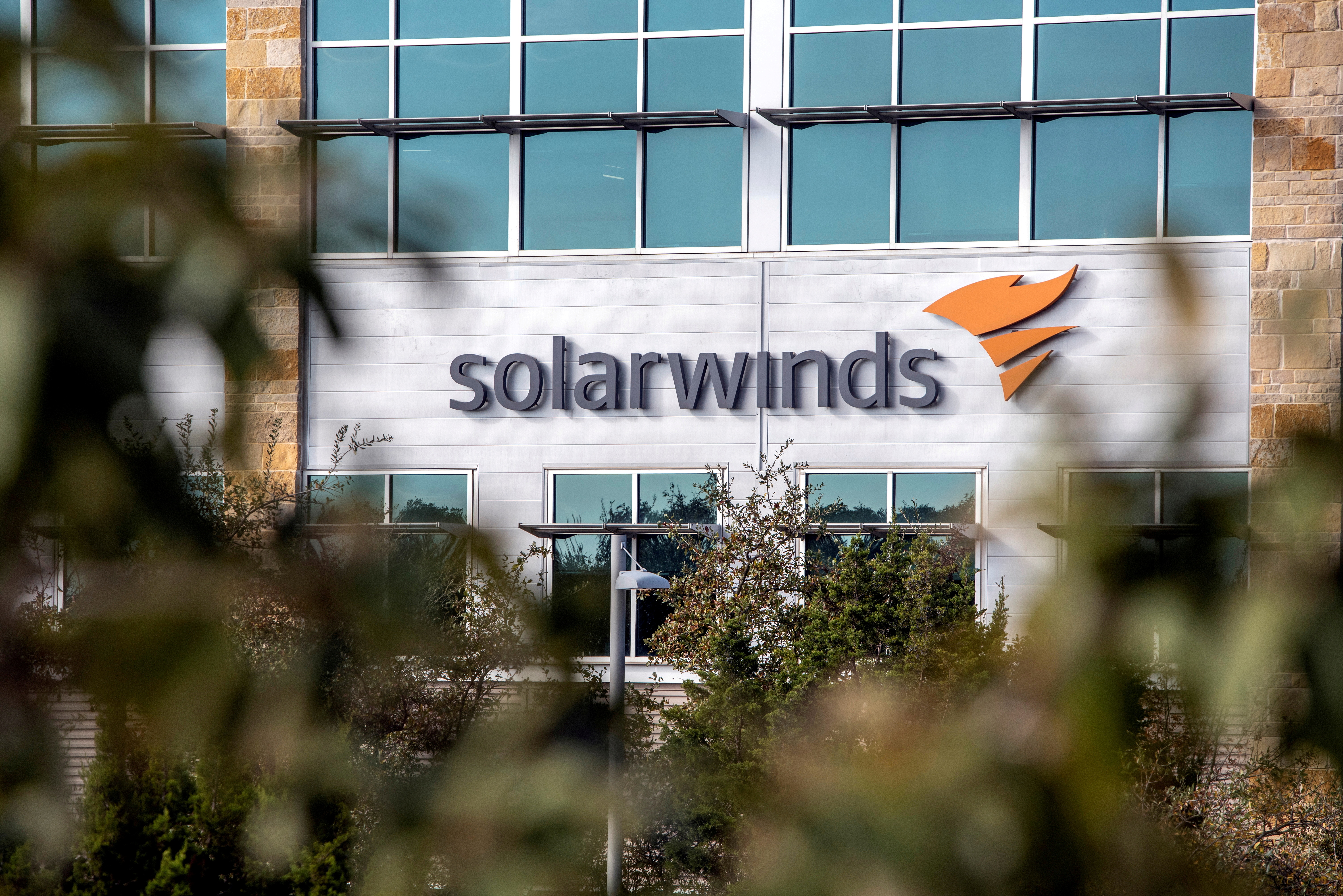 FOTO DE ARCHIVO: El logotipo de SolarWinds en su sede en Austin, Texas, EE. UU., 18 de diciembre de 2020. REUTERS / Sergio Flores