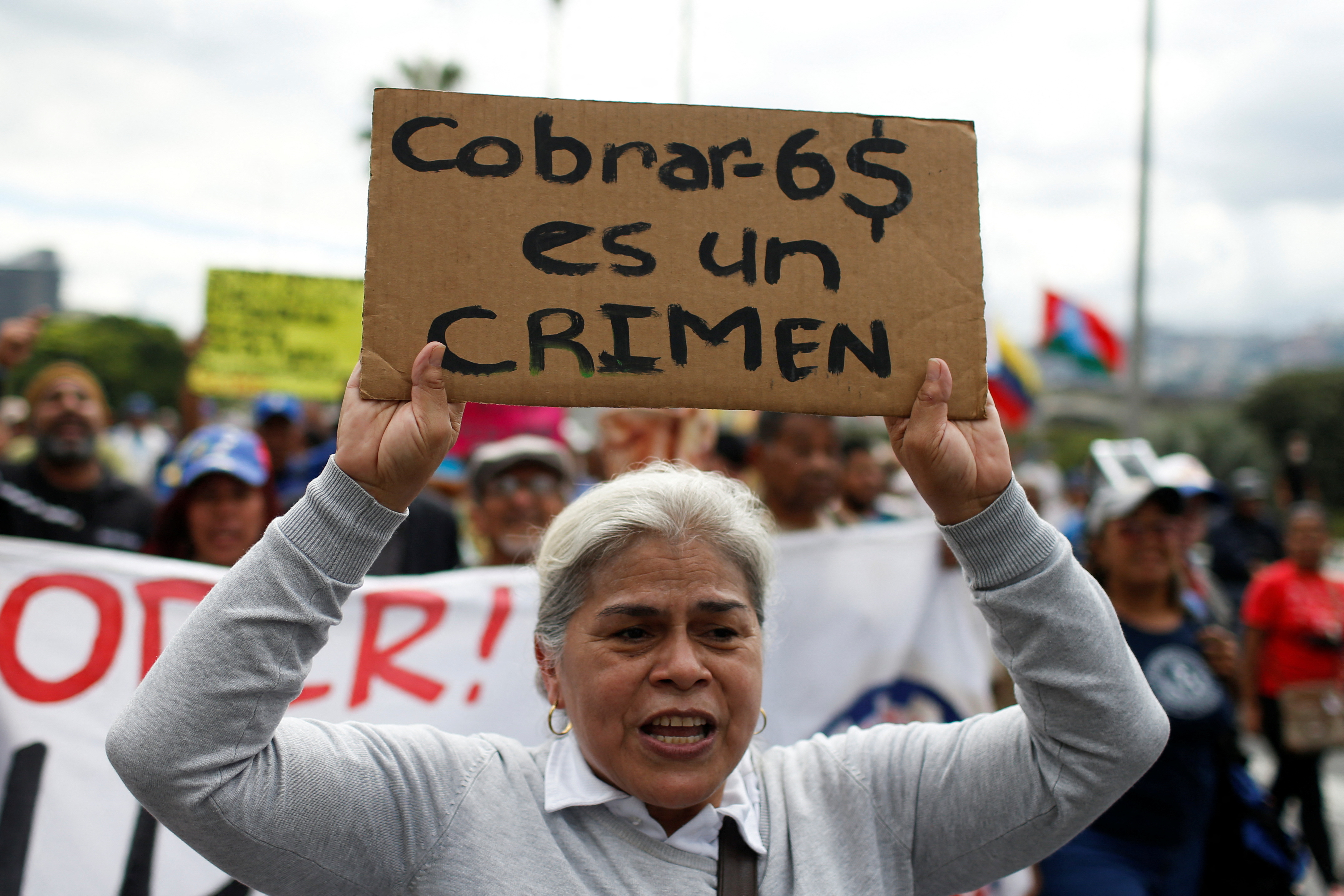 El salario mínimo en Venezuela es de 6 dólares; una docente asegura durante una protesta que cobrar eso "es un crimen" (REUTERS/Leonardo Fernandez Viloria)
