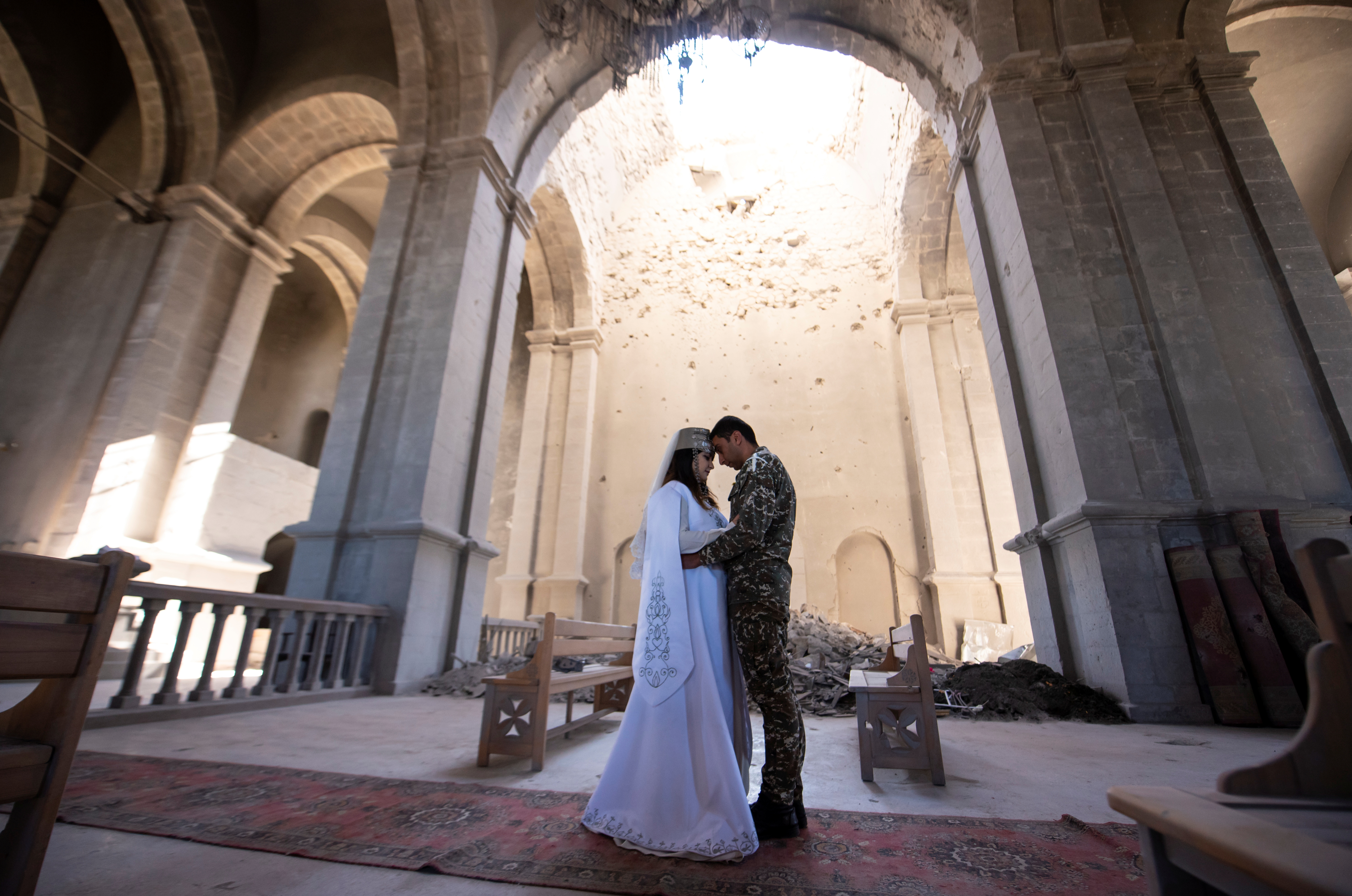 Una boda en la catedral de Ghazanchetsots en la ciudad de Shushi (Shusha) en el transcurso de un conflicto militar. (David Ghahramanyan/NKR InfoCenter/PAN Photo vía REUTERS)