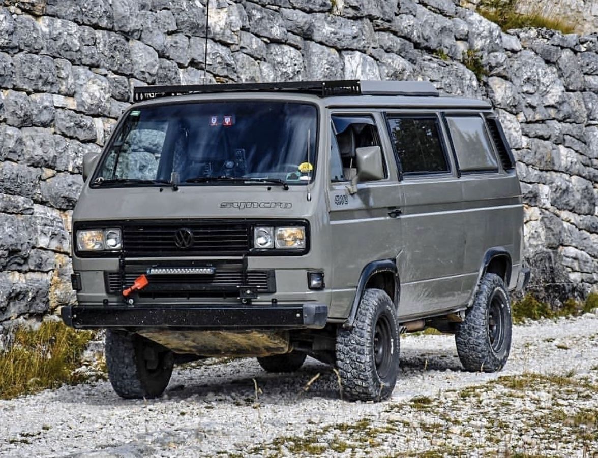 Volkswagen también recurrió a los servicios de Steyr para su T3 4x4, y finalmente terminó encargándole la producción completa de la combi VW moderna