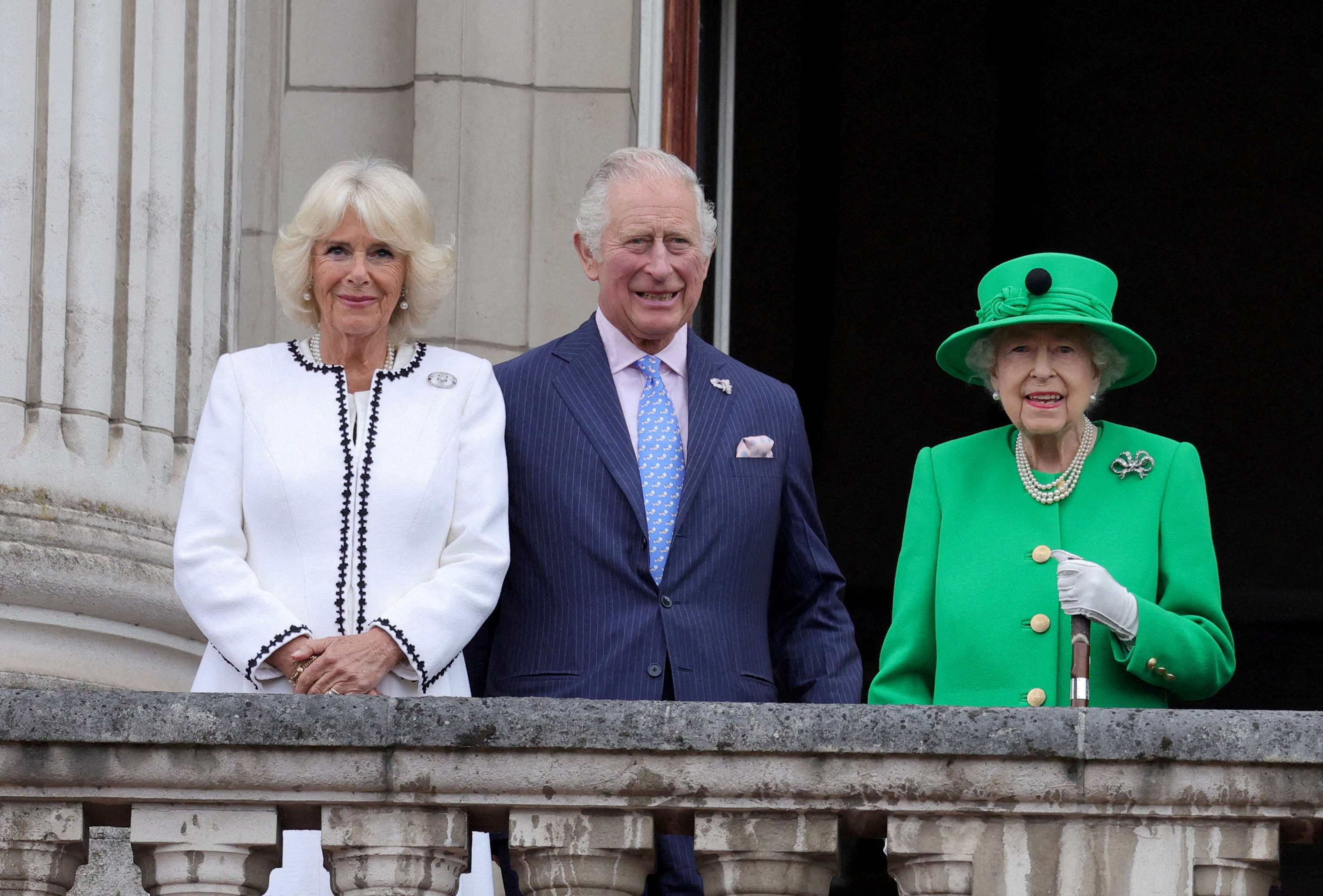 Foto de archivo: Isabel, Carlos y Camilla en un balcón del Palacio de Buckingham durante el desfile de platino, que marcó el final de las celebraciones del jubileo de platino de la reina Isabel el 5 de junio de 2022 (REUTERS)