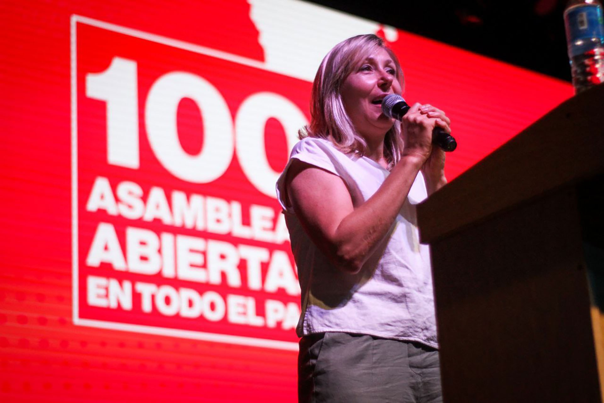 Myriam Bregman, del PTS, una de las principales oradoras de las 100 asambleas que realizó el partido en todo el país