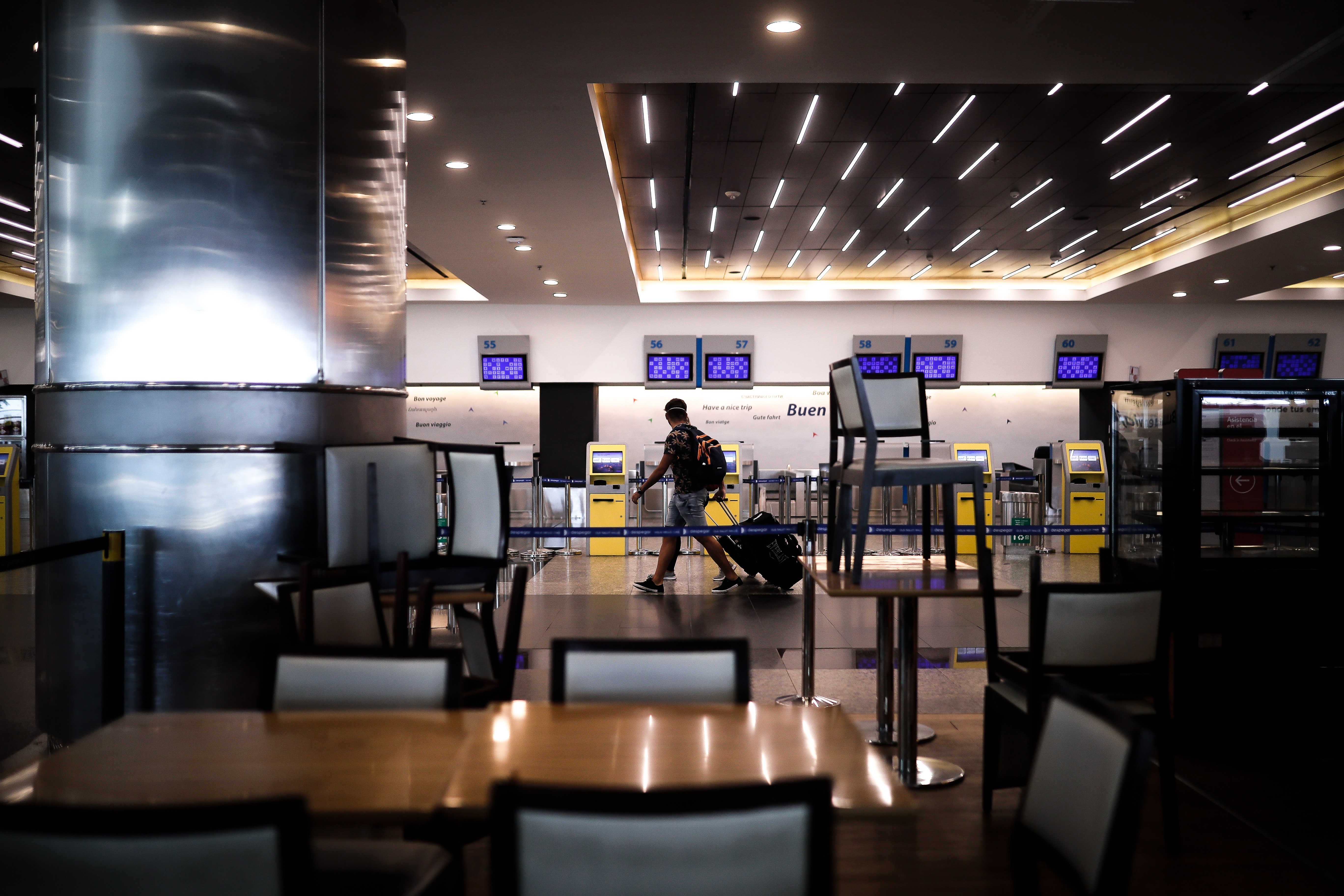 Los aeropuertos, casi vacíos (EFE/Juan Ignacio Roncoroni/Archivo)
