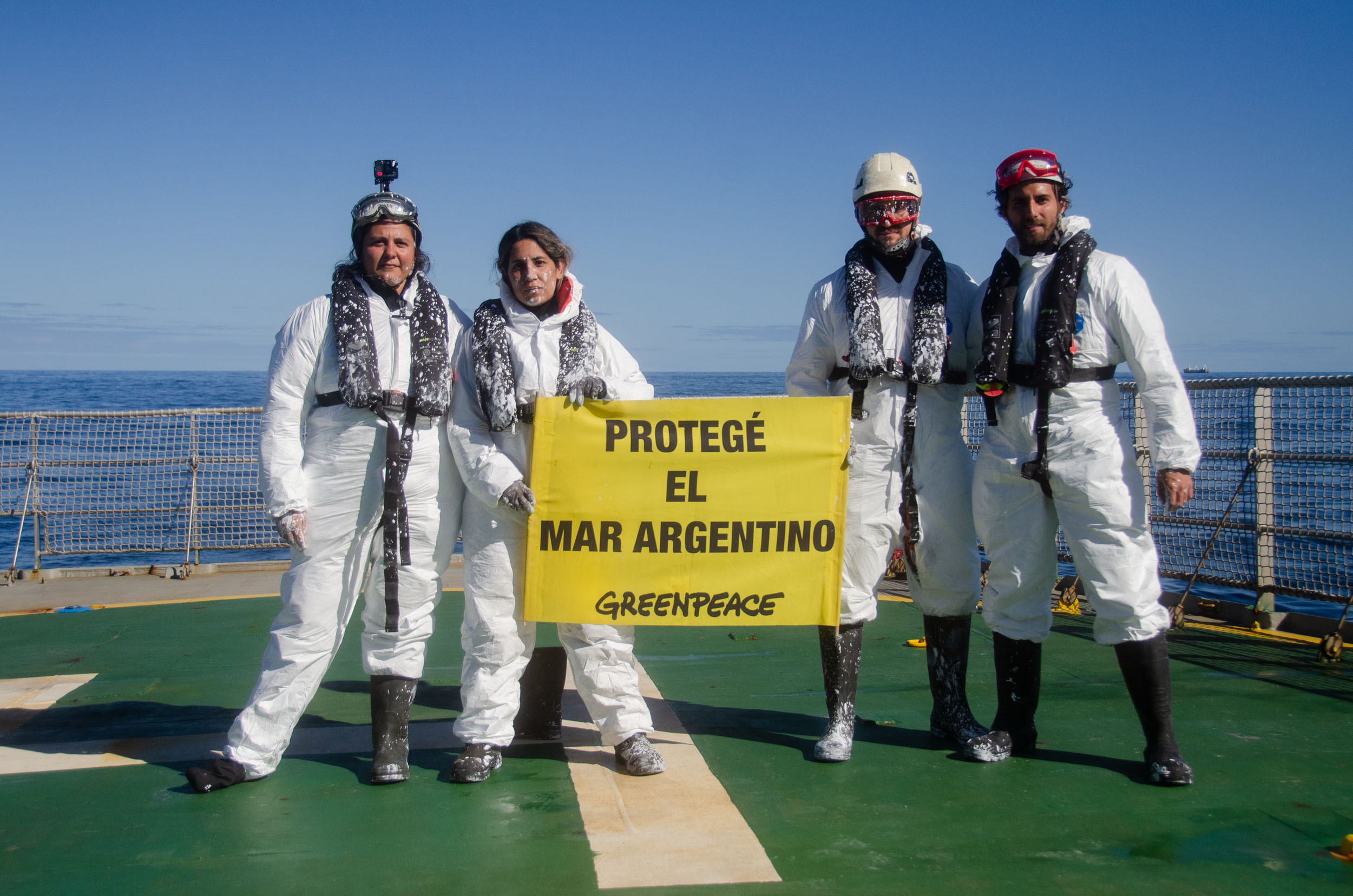 Ayelén, Cynthia, Emanuel y Juan Francisco: los cuatro voluntarios de Greenpeace a bordo del Arctic Sunrise al finalizar la pintada