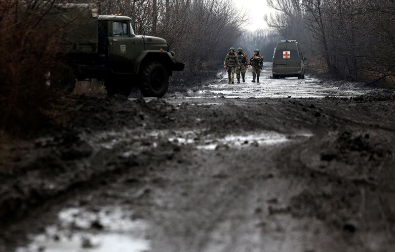 Militares ucranianos caminan por un camino embarrado cerca de la ciudad de Bakhmut, en la línea del frente, en medio del ataque de Rusia contra Ucrania, en la región de Donetsk, Ucrania, en marzo de 2023 (Reuters)
