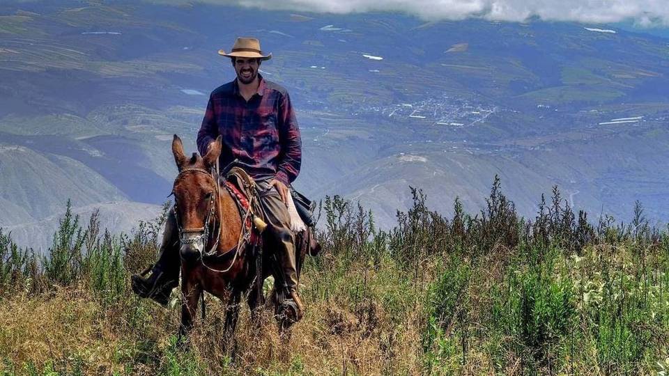 Simón Vergara, el joven colombiano de 22 años que cruza el continente en mula para llegar a Argentina. Foto: Instagram 5Tierras.