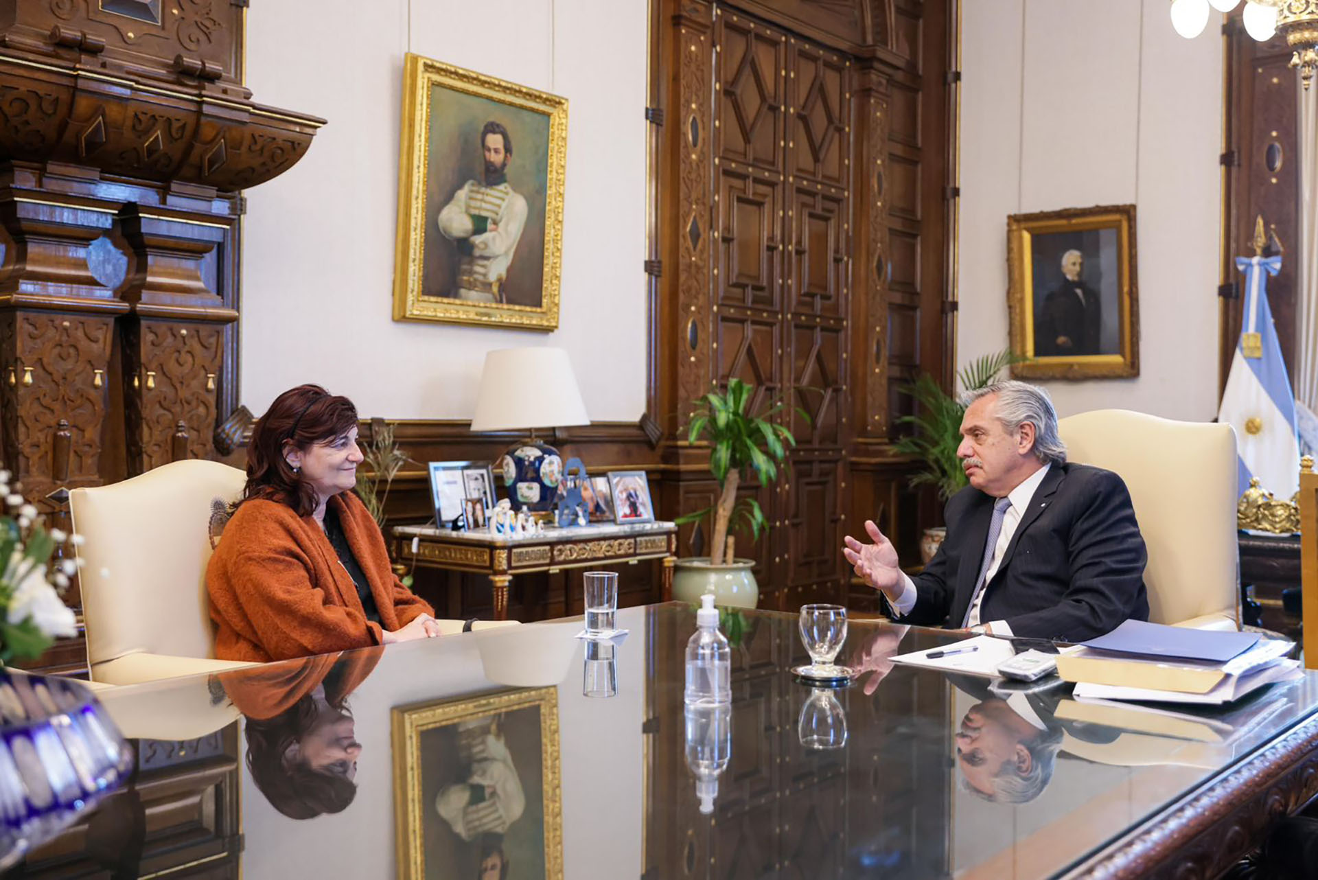 El presidente Alberto Fernández y la ministra de Trabajo, Kelly Olmos, desde cuya cartera se oficializó la medida