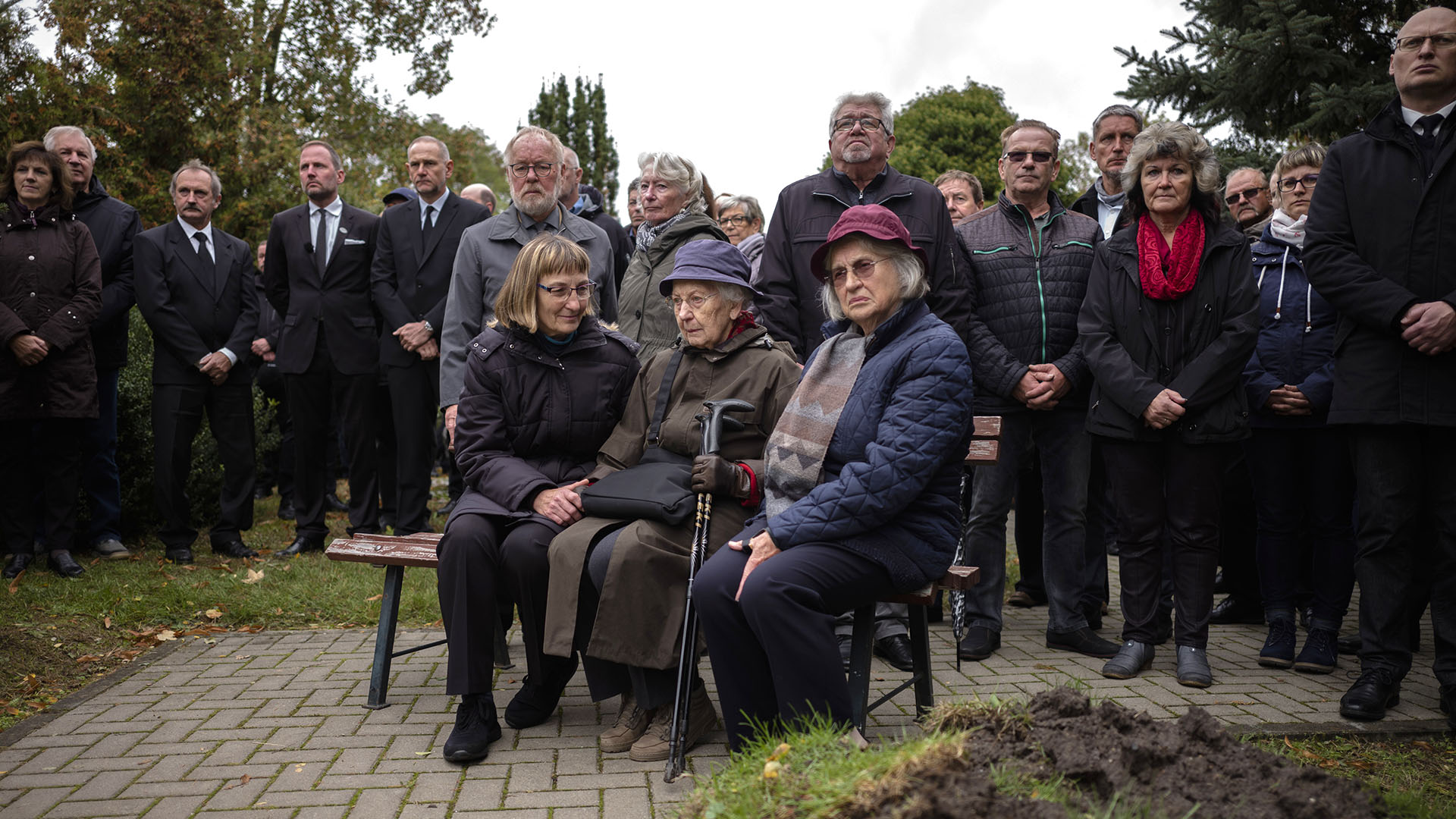 Habitantes de aldeas cercanas y voluntarios de la Asociación para la Recuperación de los Caídos en Europa del Este asisten a un funeral para un soldado caído alemán de la Segunda Guerra Mundial, en un sitio conmemorativo en Wuhden, Alemania (AP Photo/Markus Schreiber)