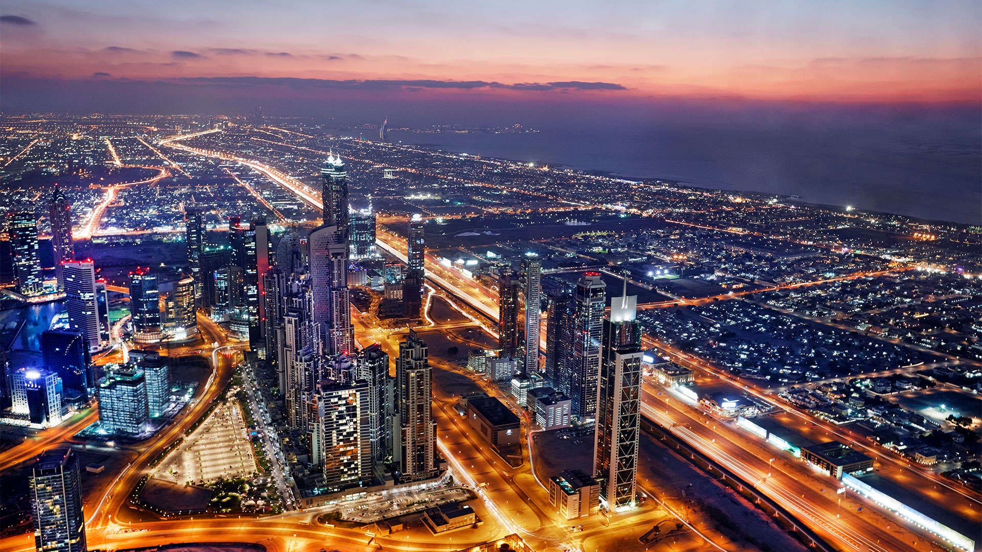 Vista nocturna de Dubái, capital de los Emiratos Árabes. (Getty)