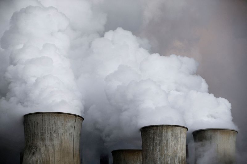 FOTO DE ARCHIVO: El vapor se eleva desde las torres de refrigeración de la planta de energía de carbón de RWE, una de las mayores compañías de electricidad y gas de Europa en Niederaussem, Alemania, 3 de marzo de 2016.    REUTERS/Wolfgang Rattay