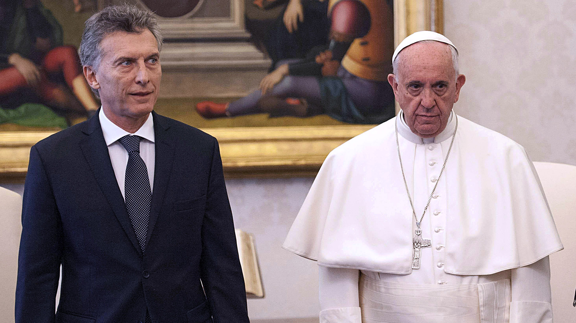Mauricio Macri durante su primer encuentro con Francisco en el Vaticano (AP)