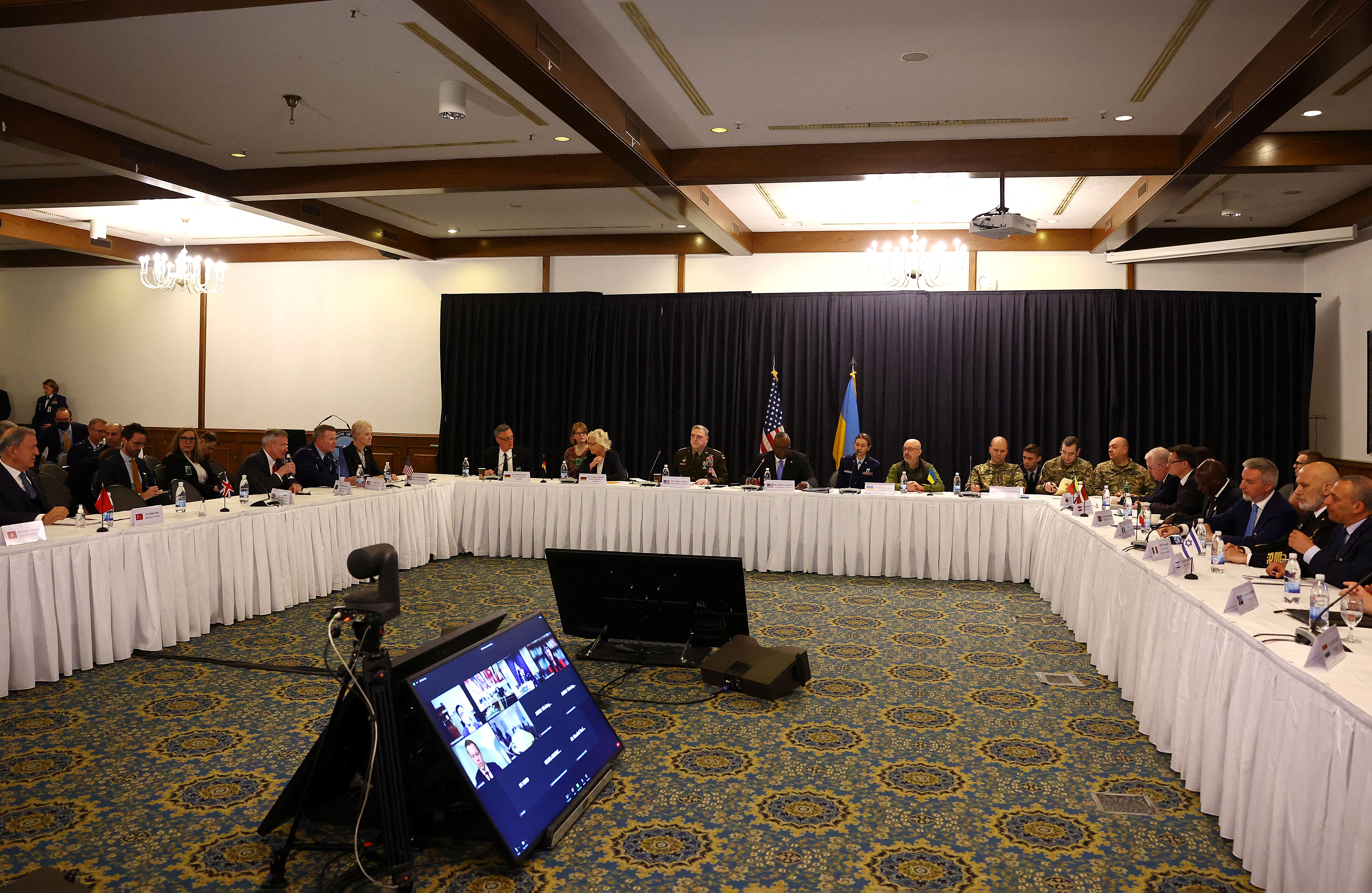 Una vista general muestra la reunión del Grupo Consultivo de Defensa de Ucrania organizada por el Secretario de Defensa de los Estados Unidos, Lloyd Austin, mientras continúa el ataque de Rusia contra Ucrania, en la base aérea de los Estados Unidos en Ramstein, Alemania, el 26 de abril de 2022. REUTERS/Kai Pfaffenbach
