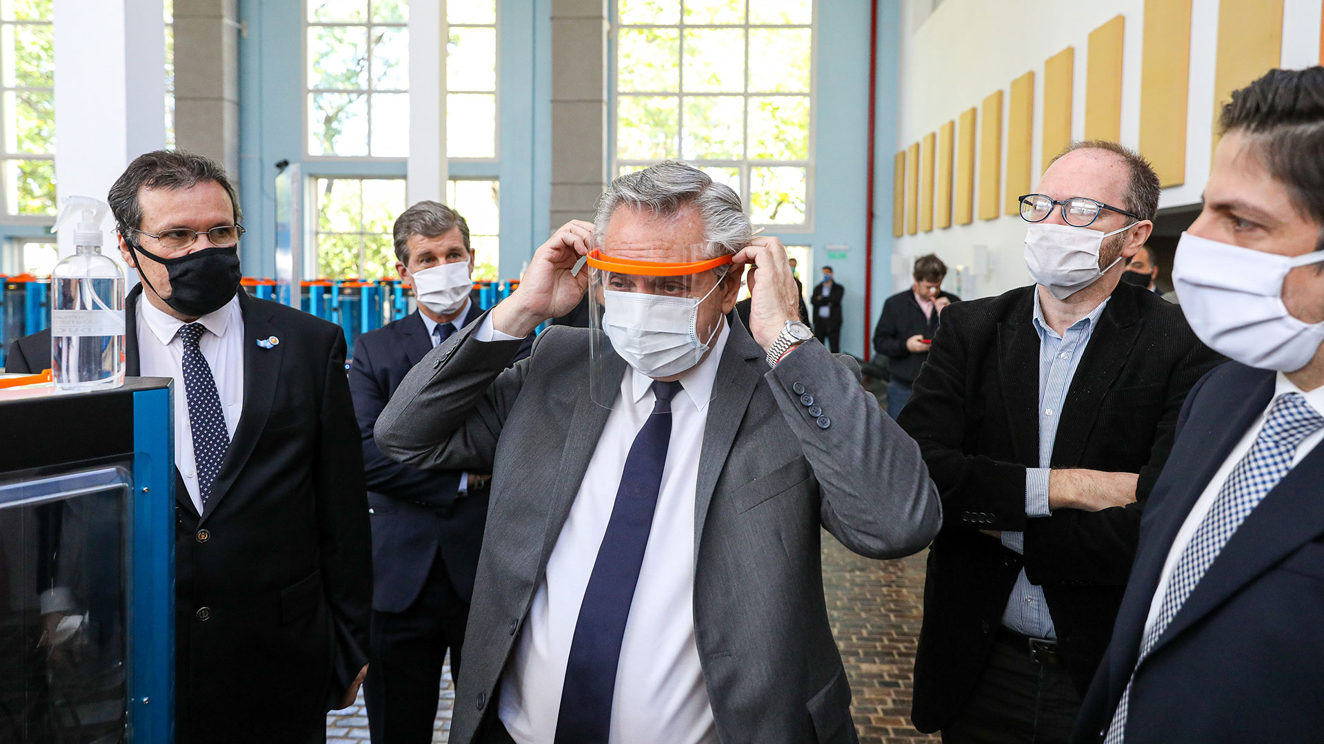 Alberto Fernández visitó el Museo Malvinas y Educar SE, adonde se fabrican máscaras de protección contra el coronavirus