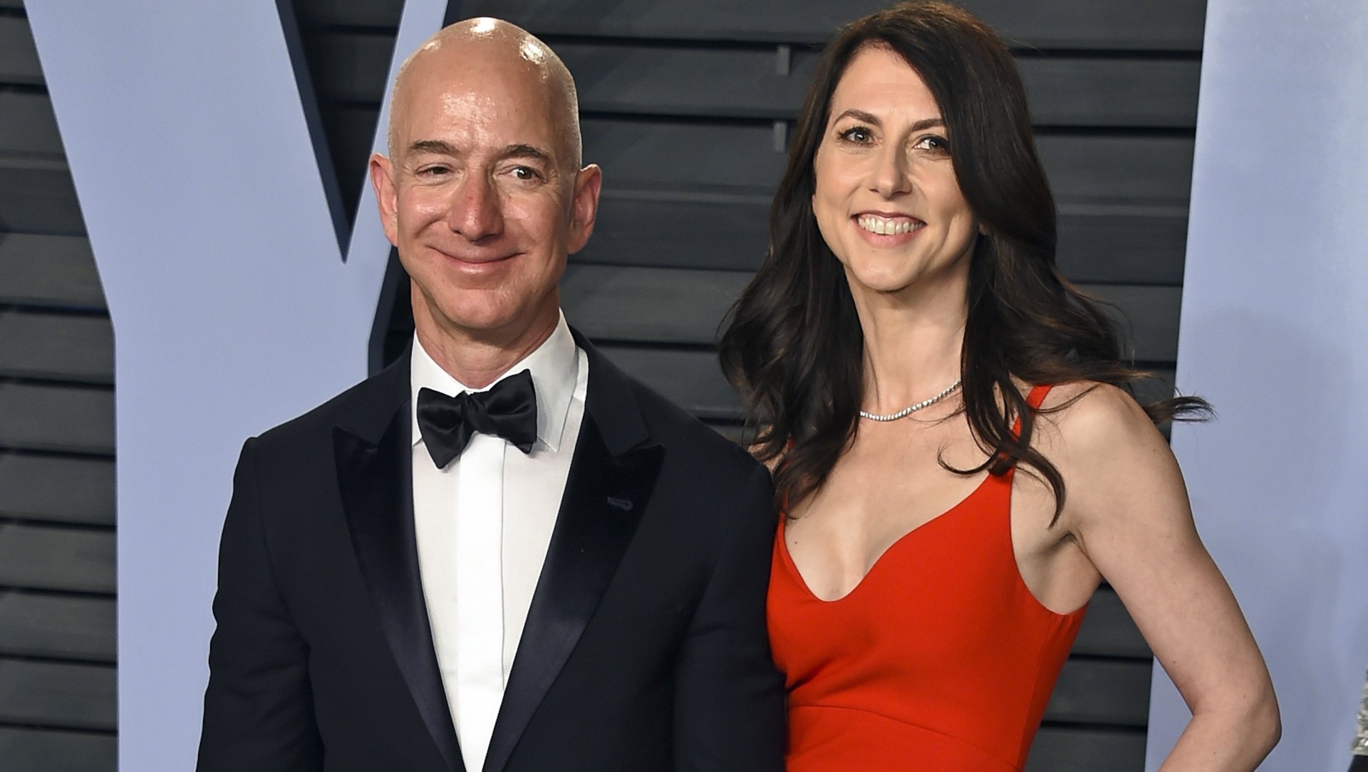 En esta foto de archivo del 4 de marzo de 2018, Jeff Bezos y MacKenzie Bezos llegan a la fiesta de los Oscar de Vanity Fair en Beverly Hills, California. Foto de Evan Agostini/Invisión/AP, Archivo)
