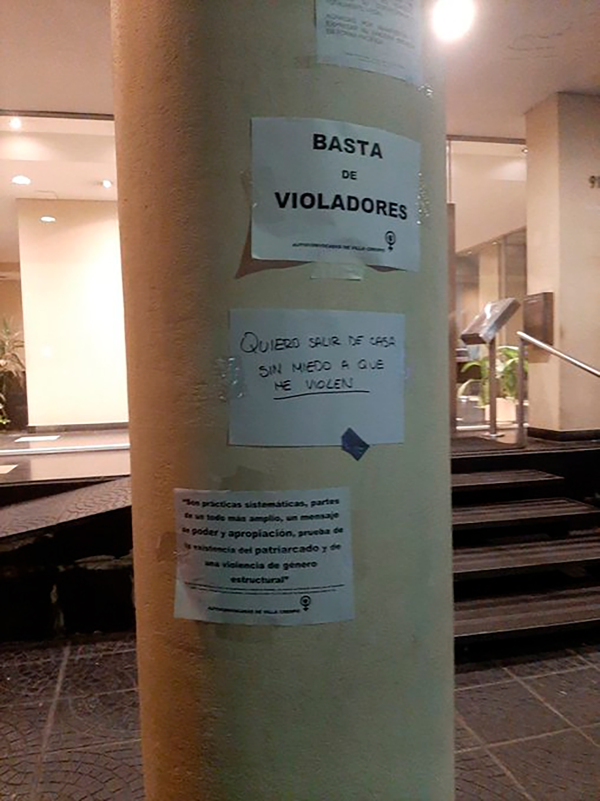 Algunos de los carteles que vecinos colocaron en la entrada al edificio señalado como de Cuzzoni