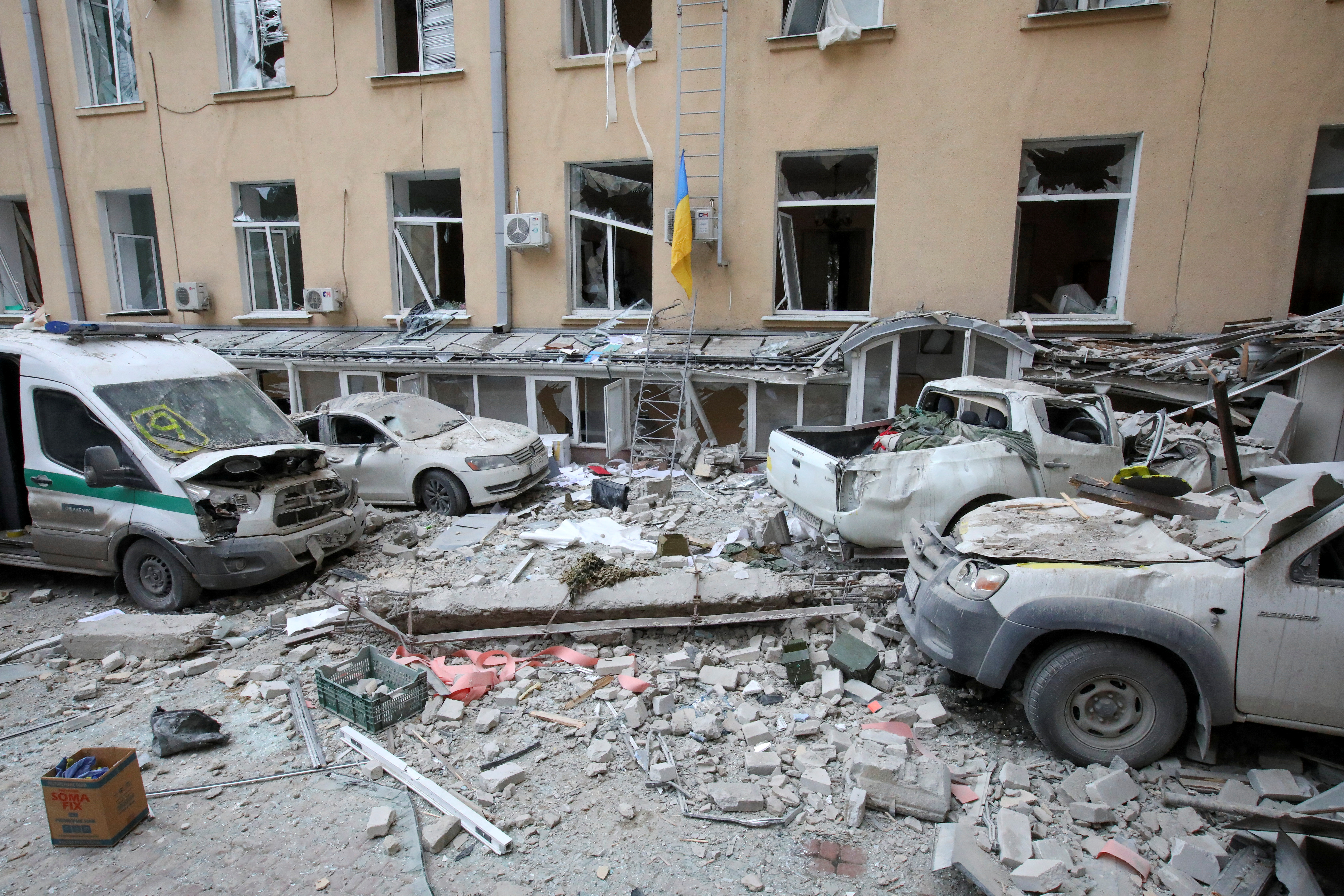 Una vista muestra un patio del edificio de la administración regional (REUTERS/Vyacheslav Madiyevskyy)