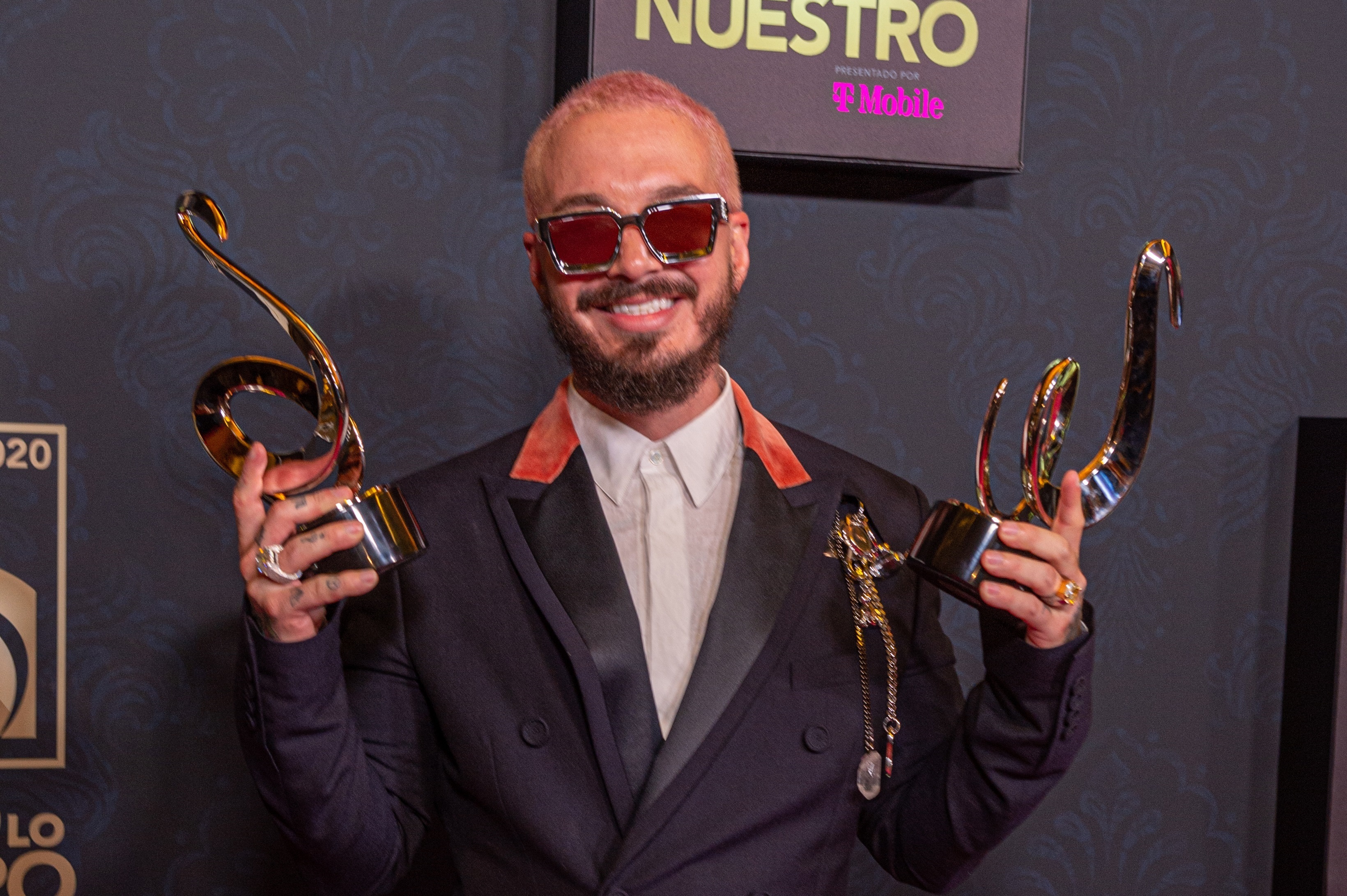 El cantante colombiano J Balvin posa con sus premios Lo Nuestro el 20 de febrero de 2020 en el American Airlines Arena de la ciudad de Miami (EE.UU.). EFE/ Giorgio Viera/Archivo
