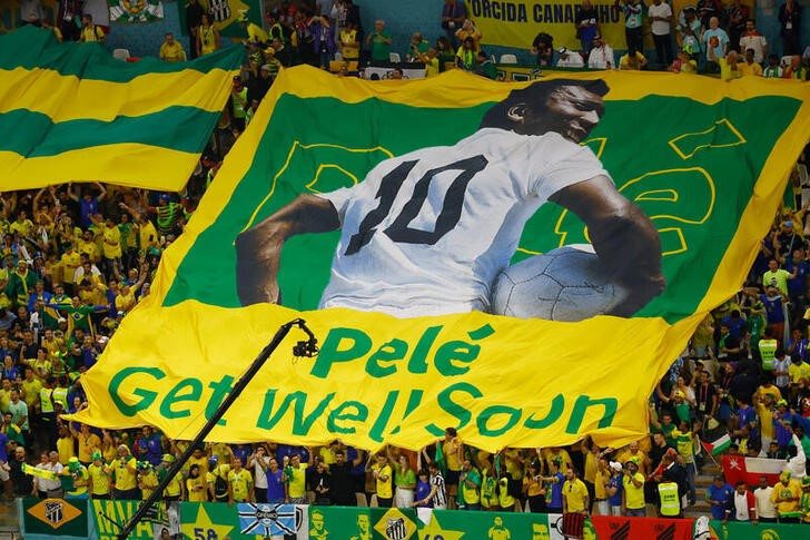 I tifosi del Brasile alzano una bandiera in onore di Pelé prima della partita con il Camerun (Reuters/Peter Chipura)