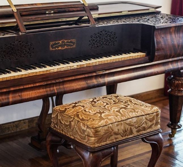 Este es el supuesto piano que perteneció a Maximiliano; actualmente está en la casa que La Tigresa vendió para que se hiciera spa (Foto: Instagram @cieloserranospa)