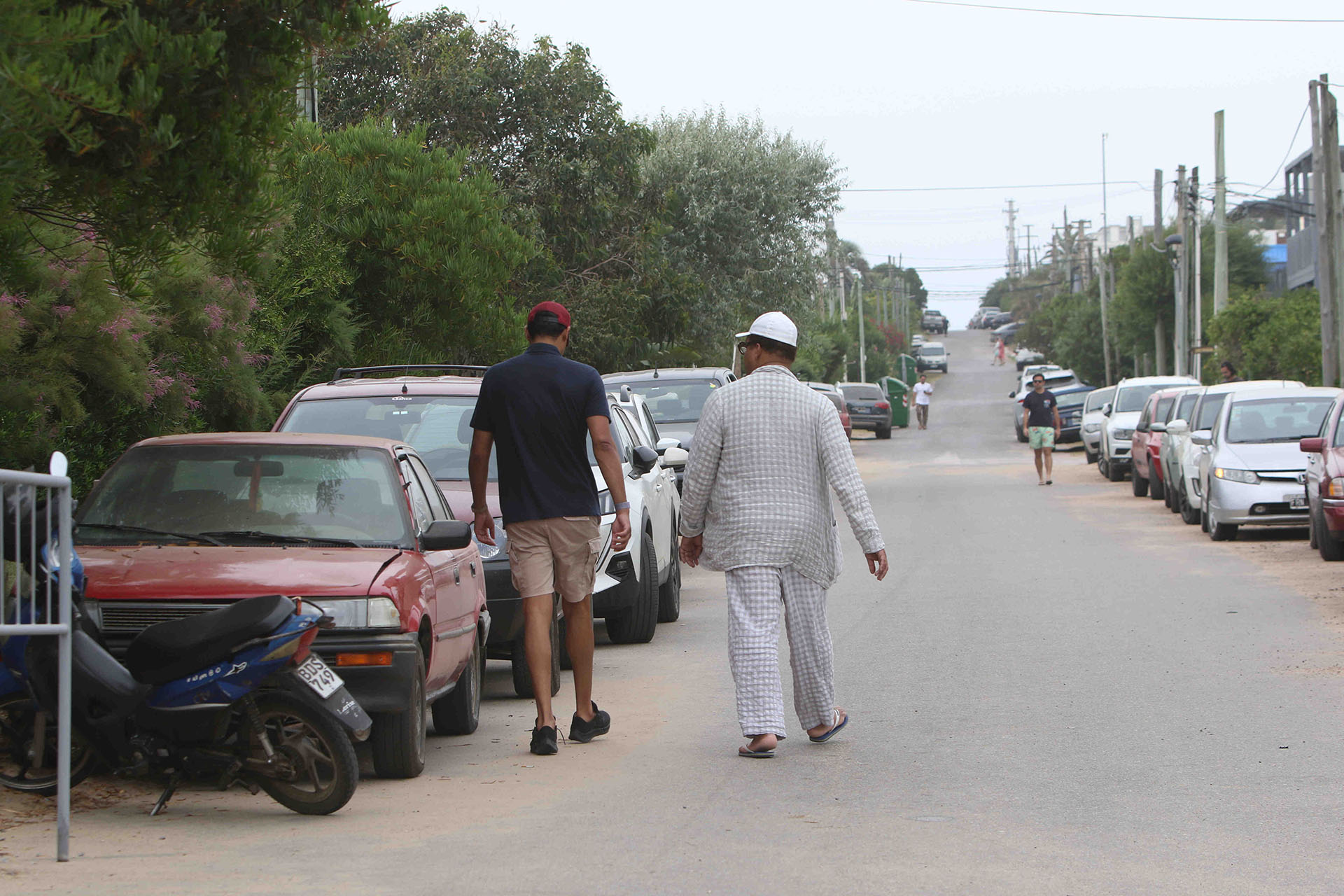 El emir de Qatar fue pasear por las calles de José Ignacio (RS Fotos)