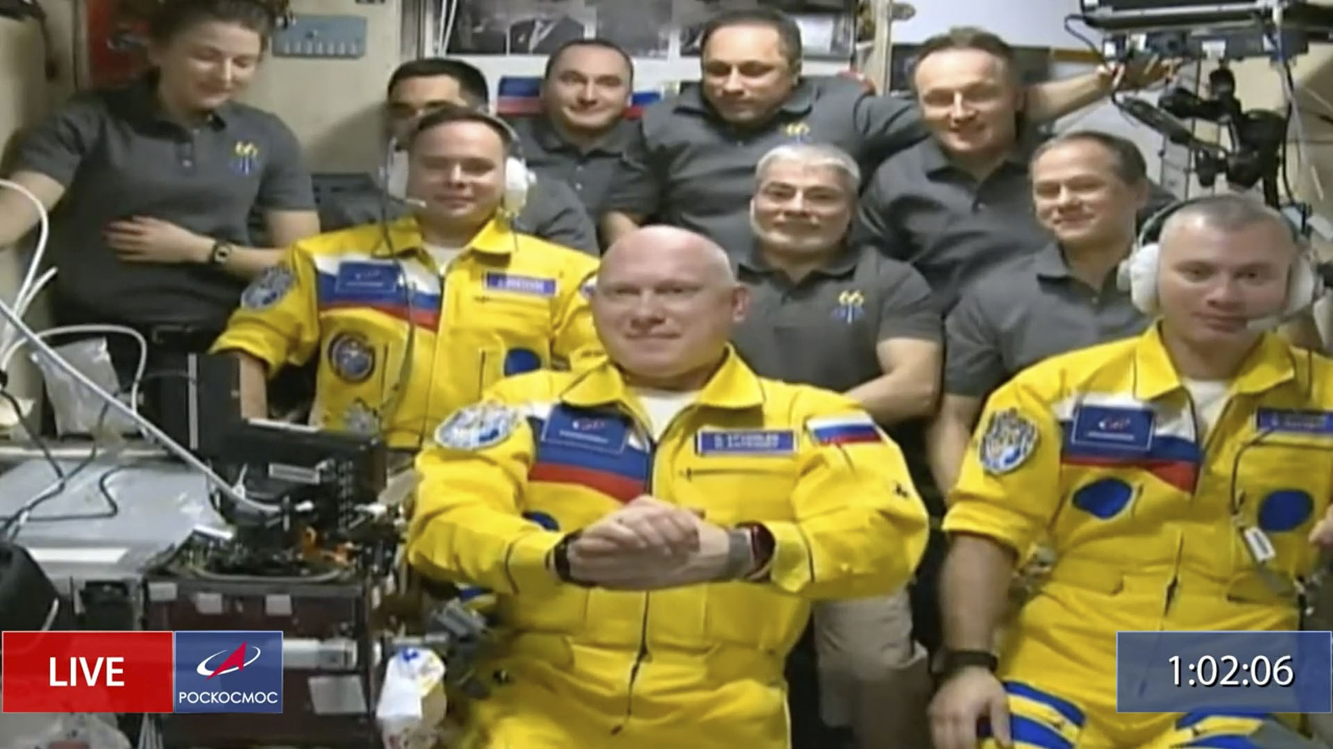 Tres cosmonautas rusos arribaron a la Estación Espacial Internacional vestidos de azul y amarillo