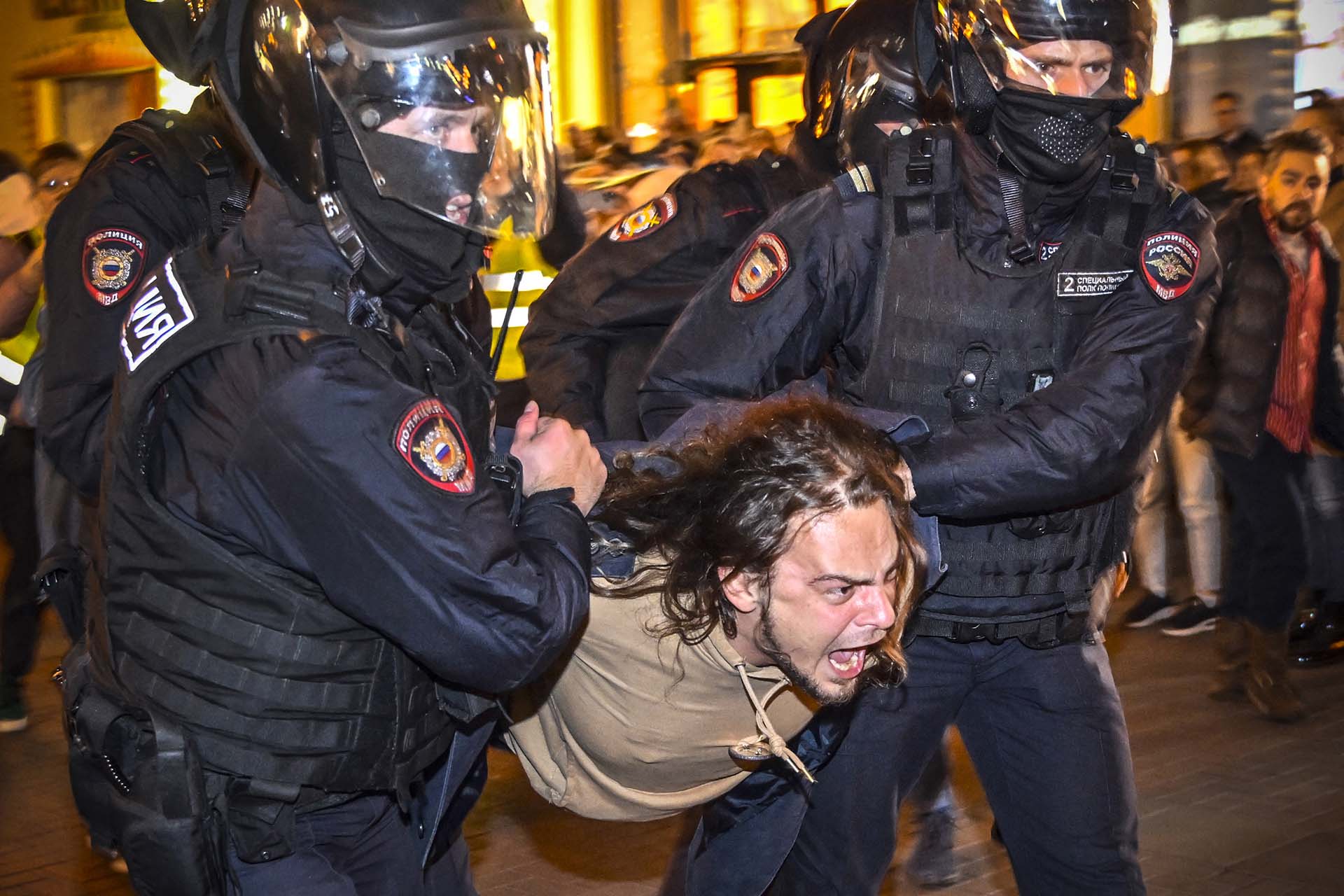 Más de 1.300 manifestantes que protestaban contra la invasión a Ucrania fueron arrestados en Moscú. 