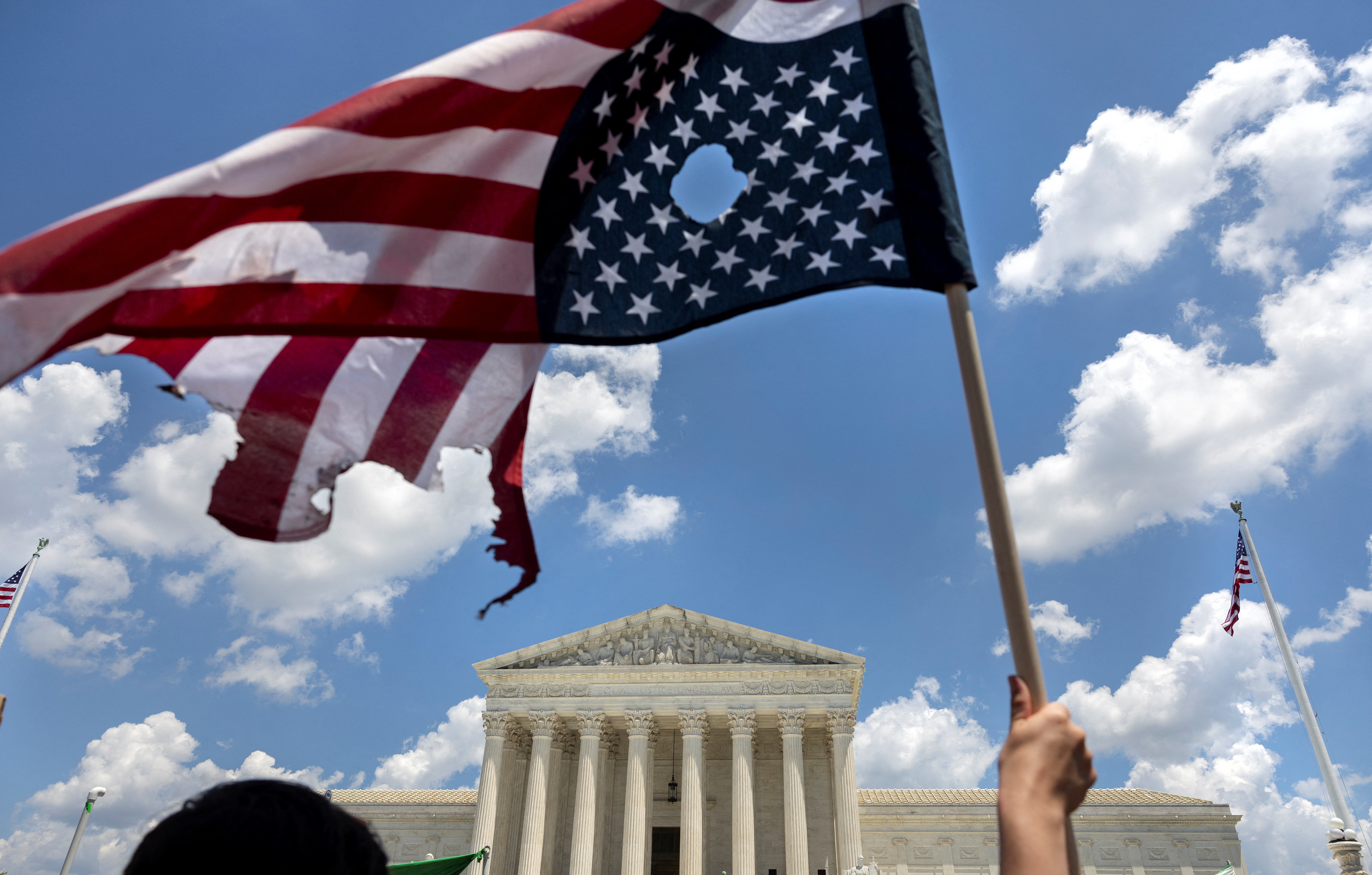 Una bandera de EEUU quemada en la protesta de los activistas pro aborto en Washington (REUTERS/Evelyn Hockstein)