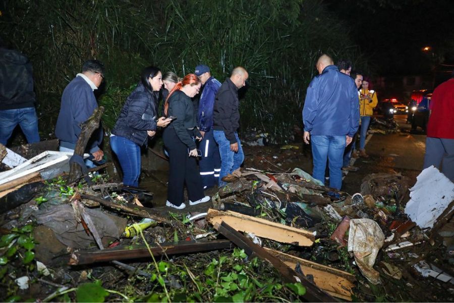 Las autoridades locales recibieron más de 200 llamadas por las emergencias que provocaron las lluvias en Medellín.