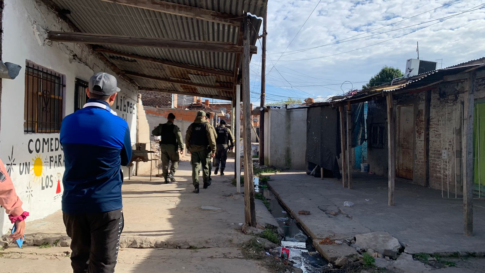 Los gendarmes se adentran en el asentamiento