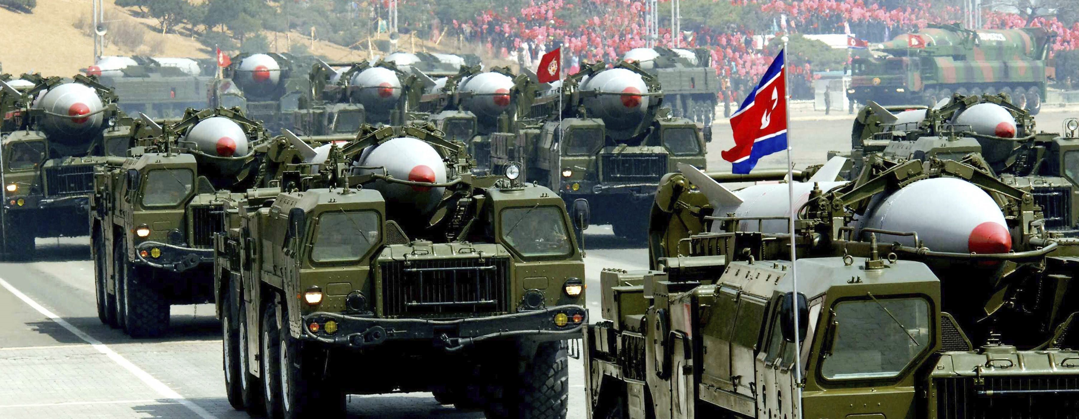 Fotografía que muestra varios vehículos que transportan misiles Scud norcoreanos durante un desfile militar celebrado en Pyongyang (EFE/Stringer /Archivo)
