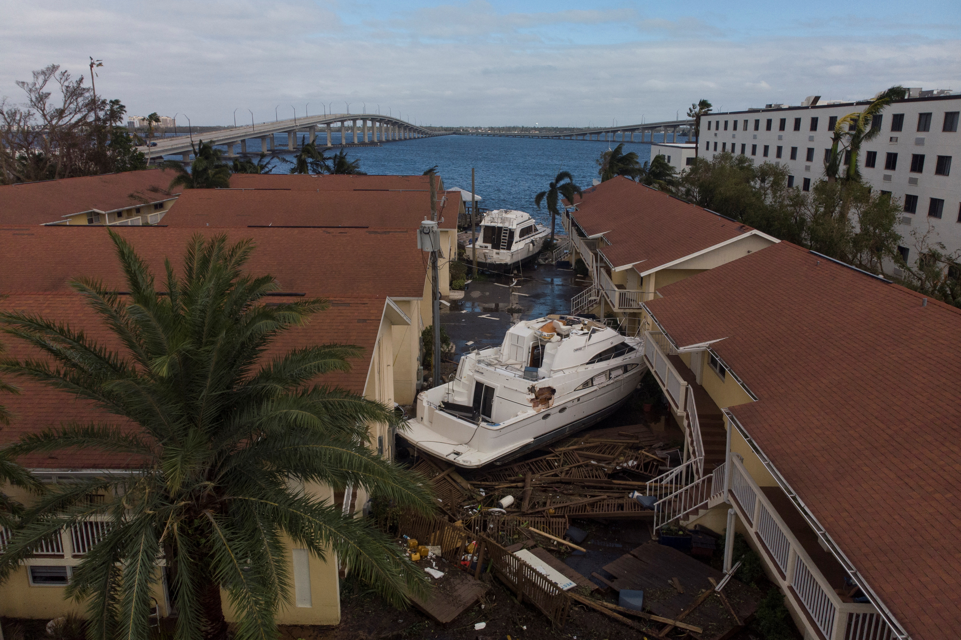 Botes dañados en medio de un condominio y el mar de fondo, después de que el huracán Ian causara una destrucción generalizada, en Fort Myers, Florida, el 29 de septiembre de 2022. (REUTERS/Marco Bello)