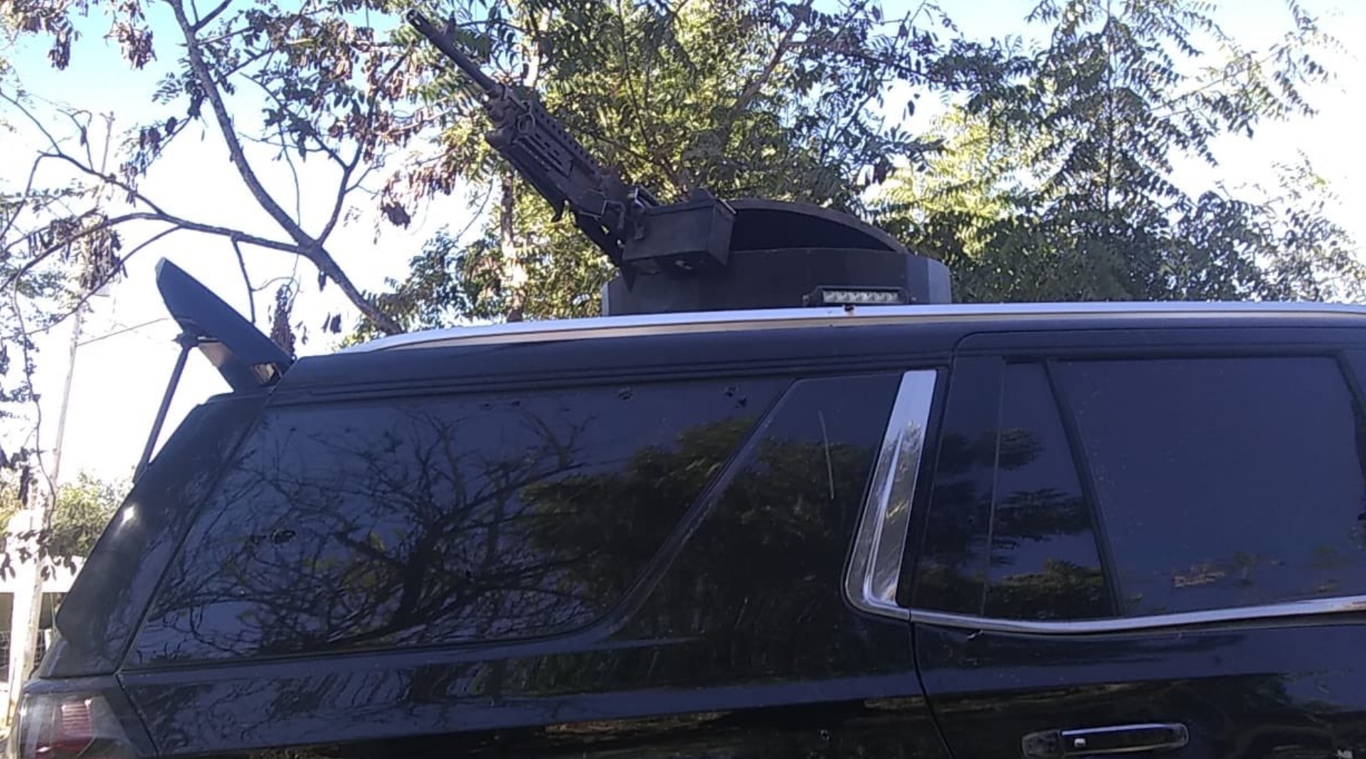 Los Chapitos protected Ovidio Guzmán with powerful machine guns mounted on armored vehicles.  (Twitter/@carlosrochin40)