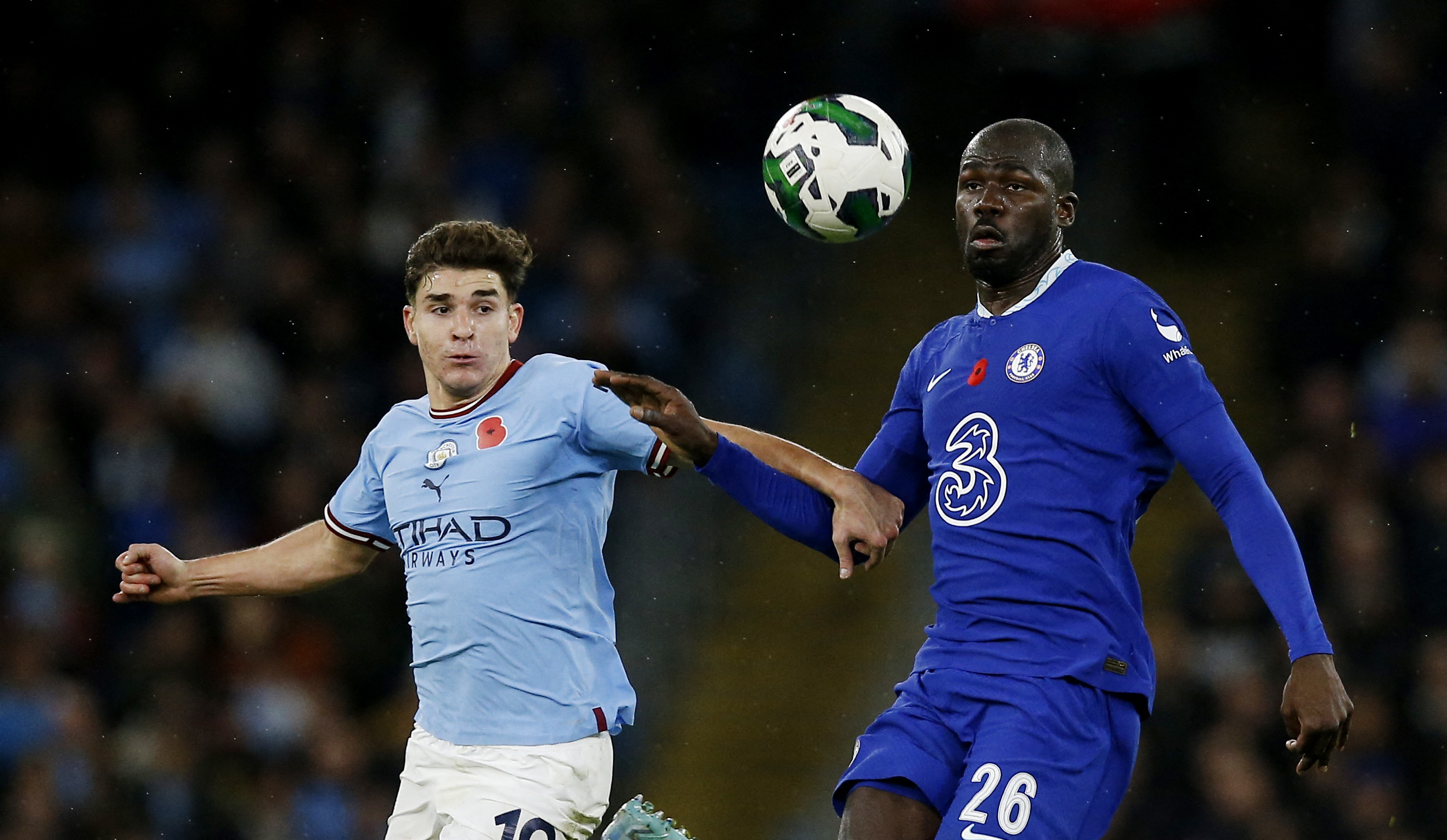Kalidou Koulibaly intenta limitar a Julián Álvarez, haciendo sus primeros pasos en el Manchester City