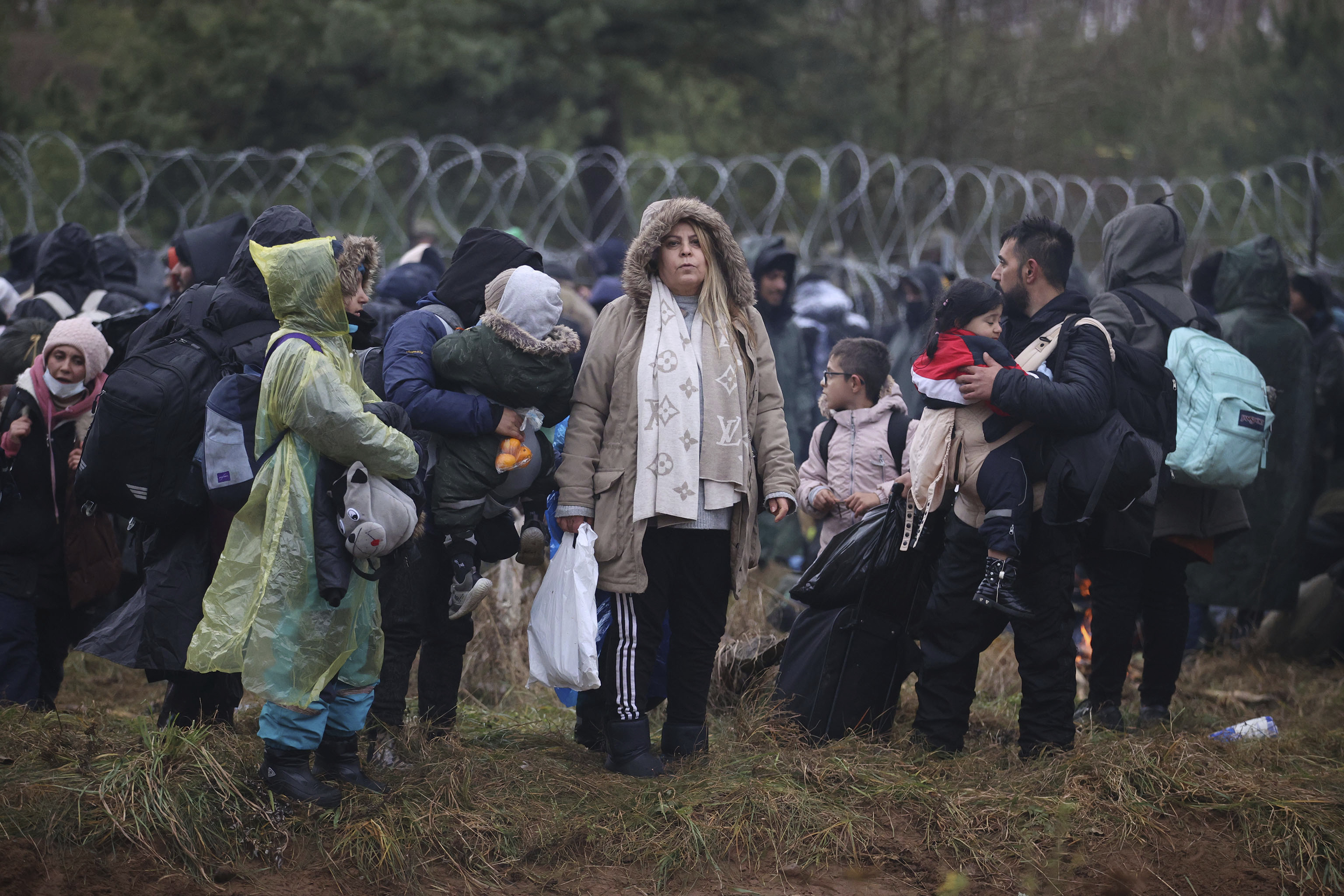 Migrantes reunidos en la frontera cerca de Grodno. (Leonid Shcheglov/BelTA via AP)