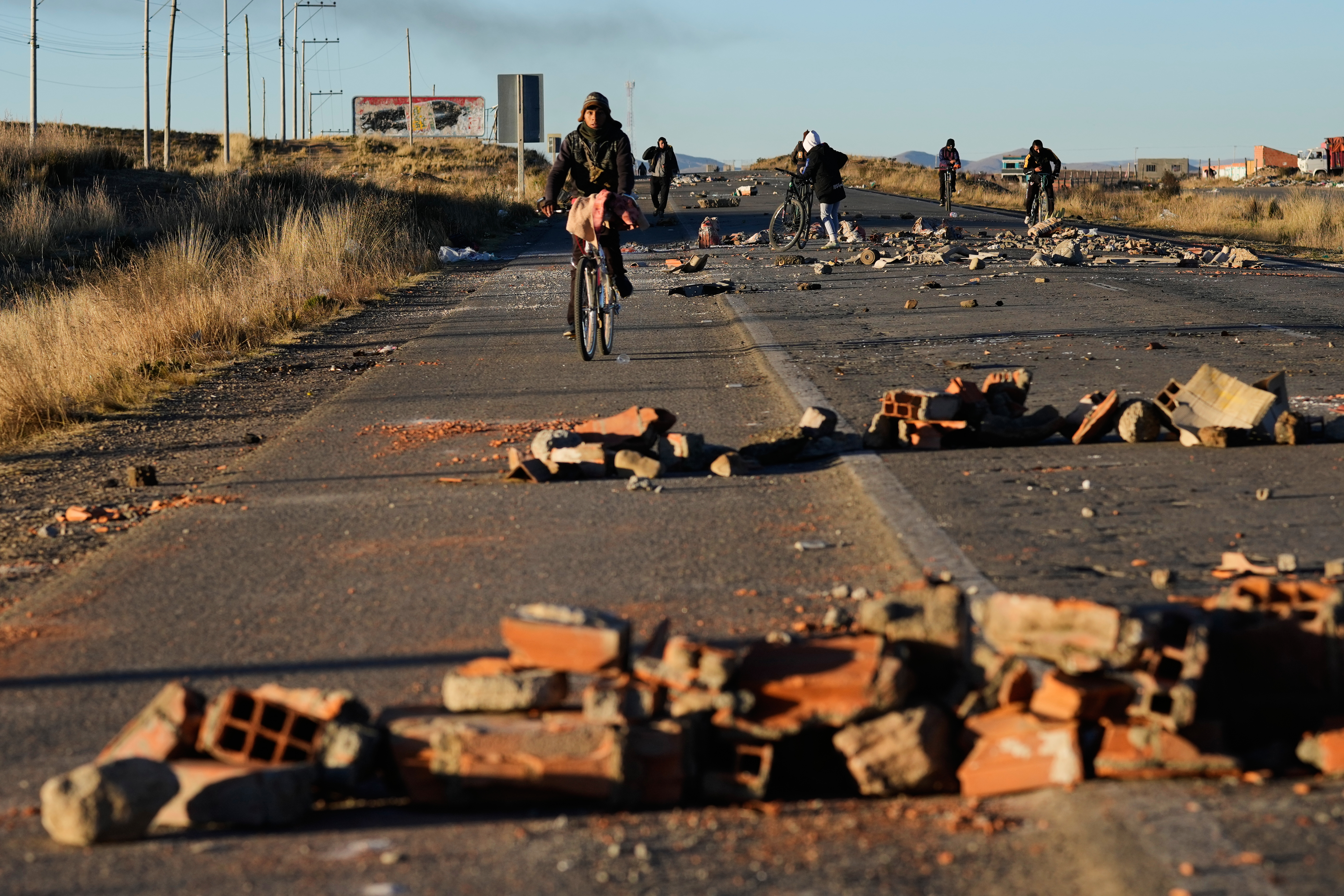 Cuatro muertes por falta de atenci&oacute;n m&eacute;dica debido a los bloqueos y las violentas protestas contra el Gobierno en Bolivia