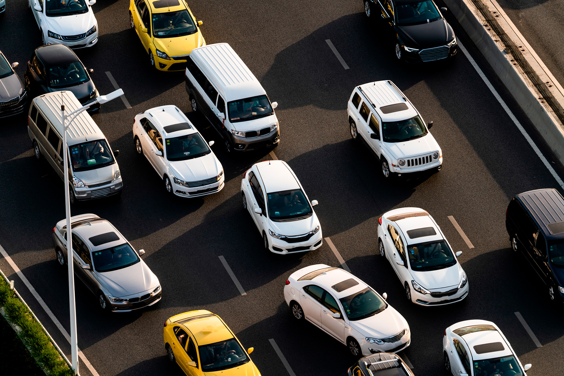 Los constantes cambios de carril son un "espejismo". Los conductores creen que avanzan y lo único que hacen es generar que muchos tengan que frenar y relenztizar el tránsito en general (Getty Images)