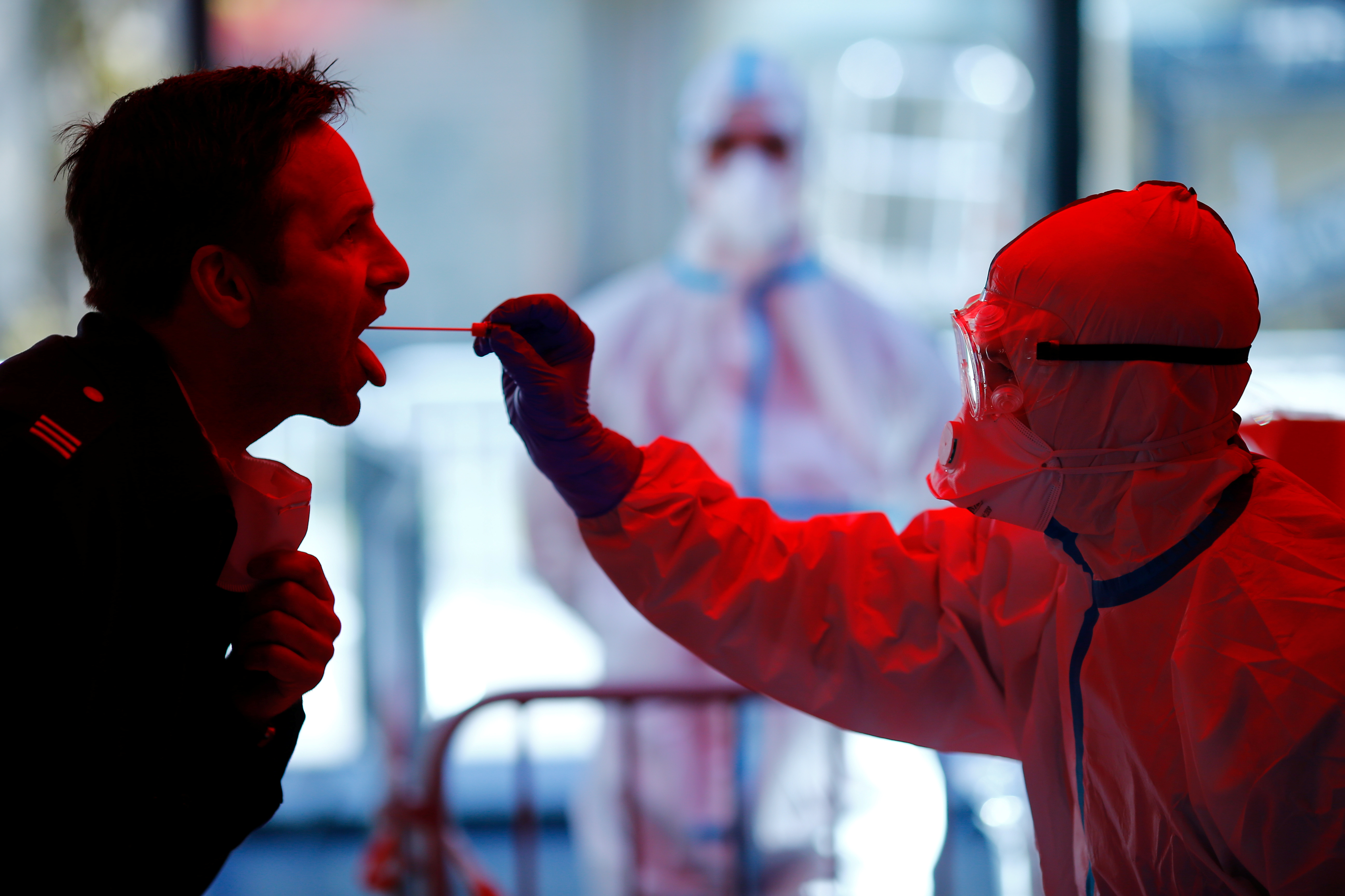 Esta prueba es realizada por profesionales de la salud utilizando un hisopo nasofaríngeo extraído de un paciente (REUTERS/Thilo Schmuelgen )