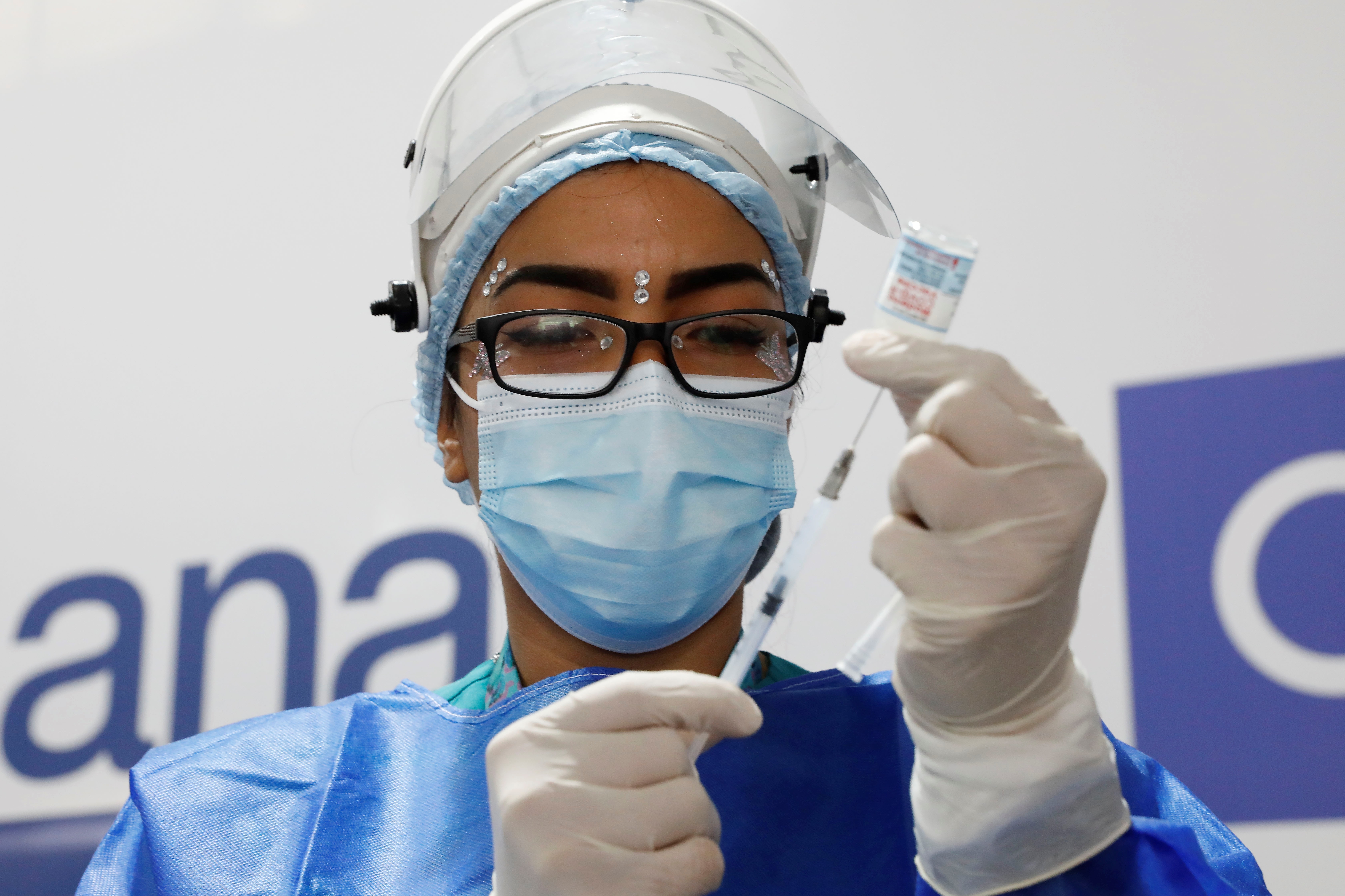 Fotografía de archivo de una enfermera mientras prepara una dosis de la vacuna de Sinovac contra la covid-19 en Bogotá (Colombia). EFE/ Carlos Ortega
