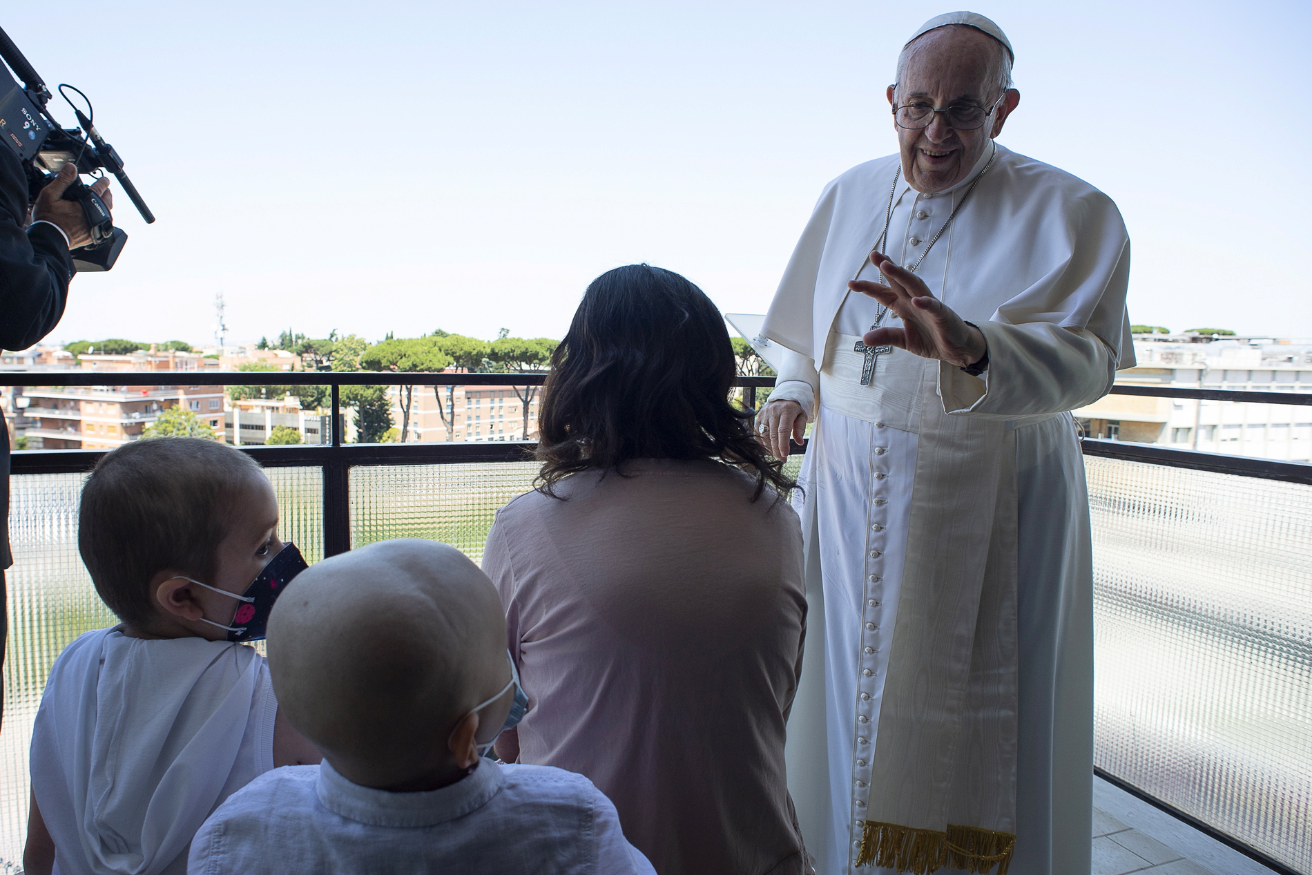 Al papa, de 84 años, le acompañaban varios niños pacientes del departamento oncológico del hospital. (Vatican Media via REUTERS)