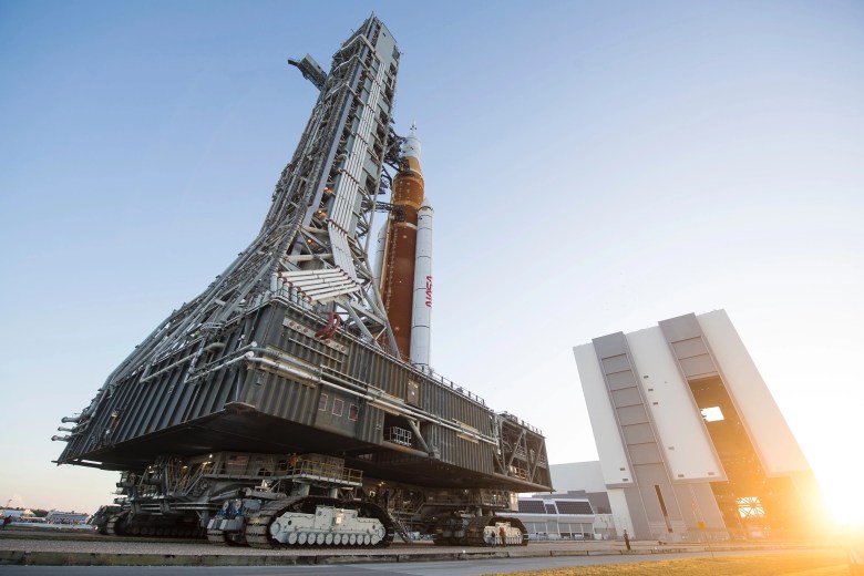 Así funciona el gigante vehículo que transporta las naves espaciales de la NASA