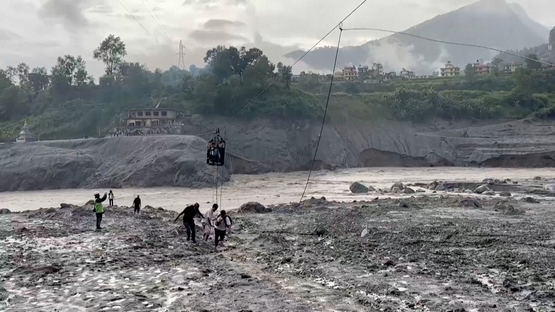 Nepal, una semana después: tirolesas sobre el río y más de 1.200 muertos por el colapso de un glaciar