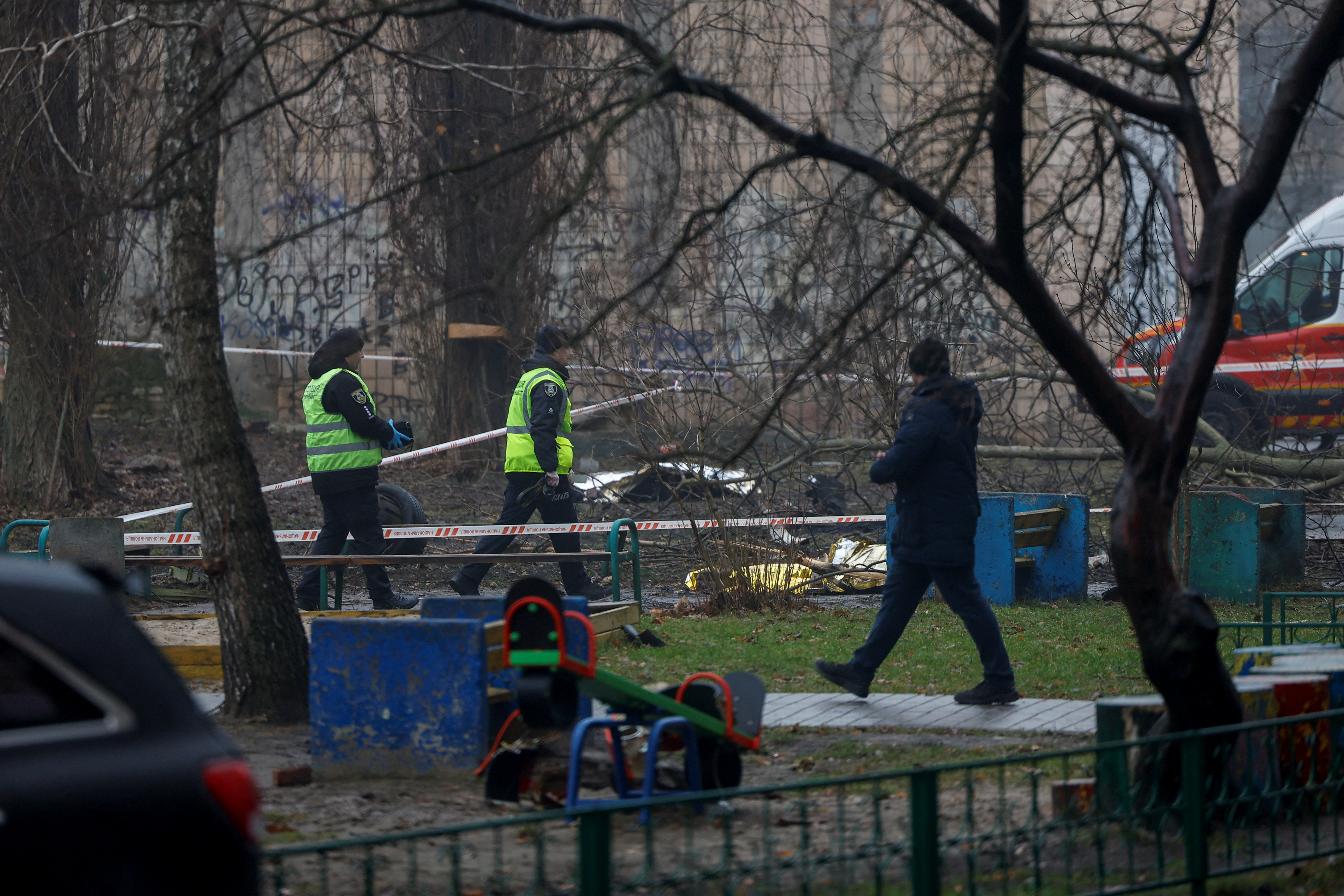 La policía y el personal de emergencia trabajan en el lugar del accidente de un helicóptero, en medio del ataque de Rusia a Ucrania, en la ciudad de Brovary, en las afueras de Kyiv, Ucrania, el 18 de enero de 2023. REUTERS/Valentyn Ogirenko