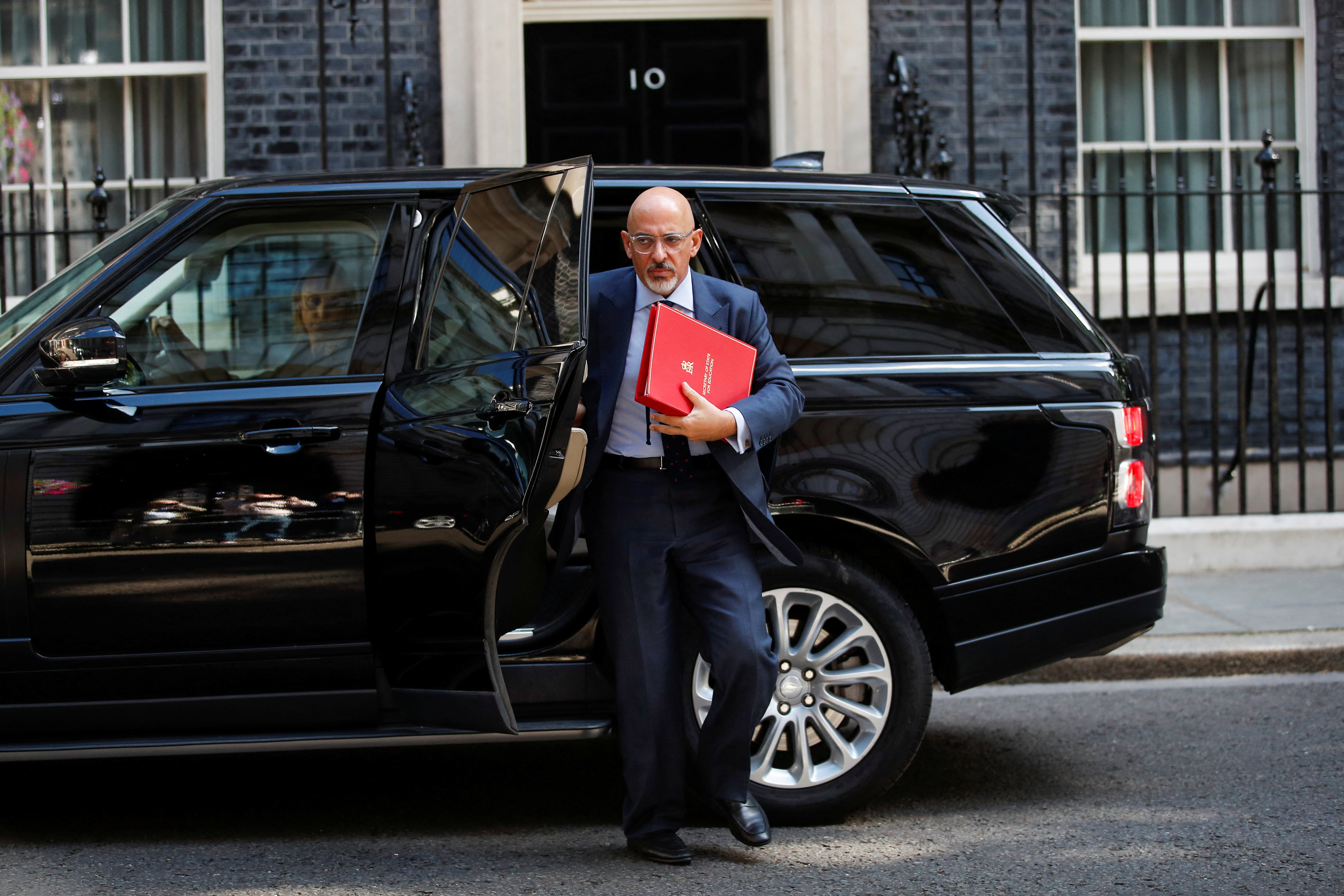 El ex secretario de Educación británico, ahora a cargo de la cartera de Economía, Nadhim Zahawi, llega antes de una reunión semanal del gabinete en el número 10 de Downing Street, en Londres, Gran Bretaña, el 5 de julio de 2022.. REUTERS/Peter Nicholls
