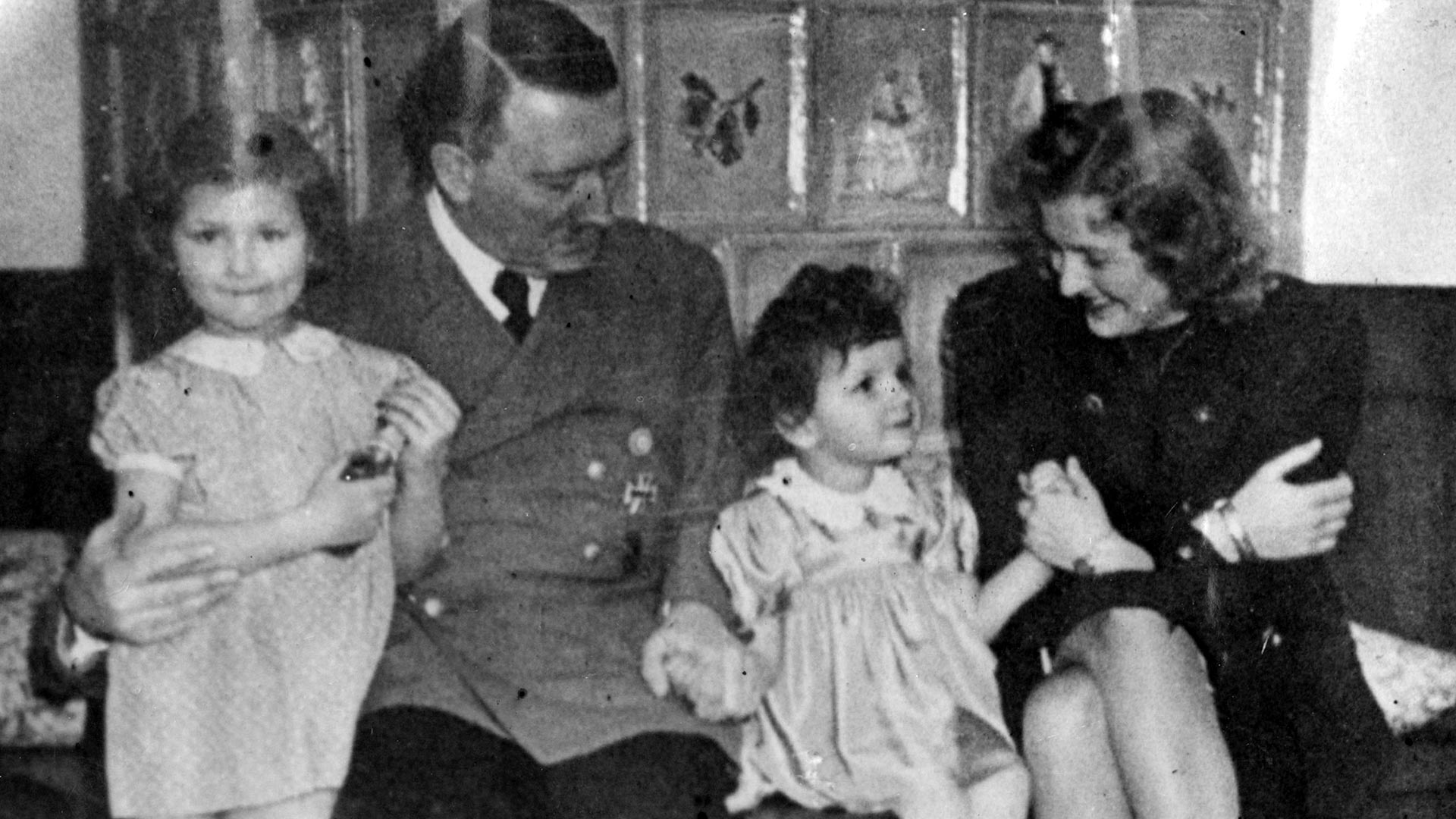 Hitler y Eva Braun con niños. Ellos no tuvieron hijos (Getty Images)