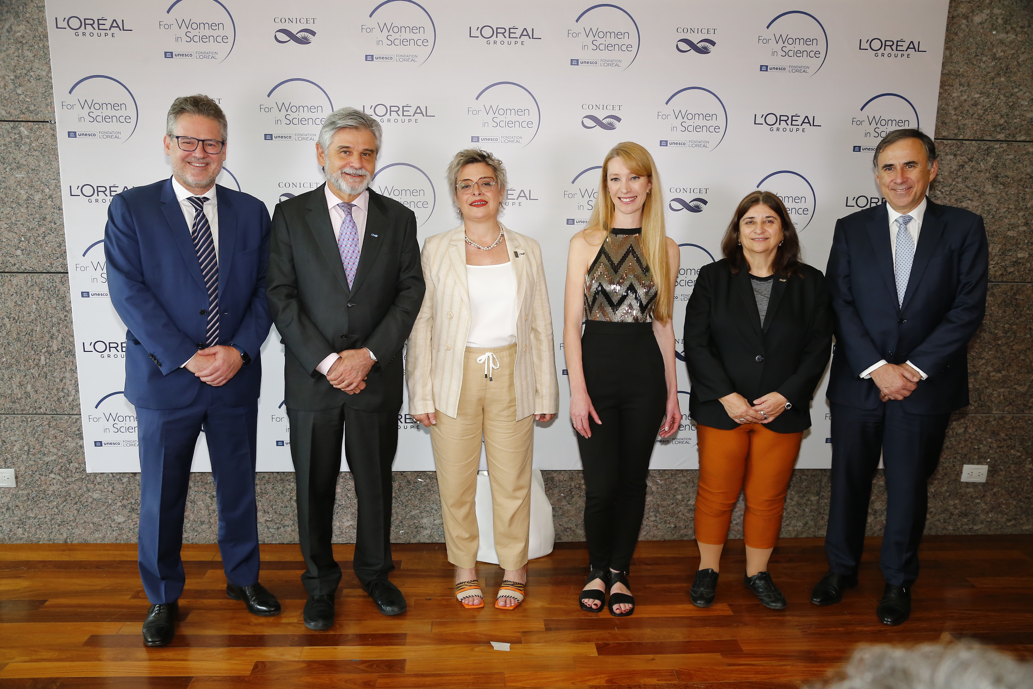 La edición 2022 del L’Oréal-UNESCO “Por las Mujeres en la Ciencia”, en colaboración con CONICET. De izquierda a derecha: el presidente y director general de L’Oréal Argentina, Jean-Noël Divet; el ministro de Ciencia, Tecnología e Innovación, Daniel Filmus; la doctora Carla Eugenia Giacomelli, ganadora de la categoría Premio; la doctora Guillermina Amica (premio en la categoría Beca); la presidenta del CONICET, Ana Franchi; y Ernesto Fernández Polcuch, director de la Oficina para América Latina y el Caribe de Unesco  (Luciano Gonzalez)
