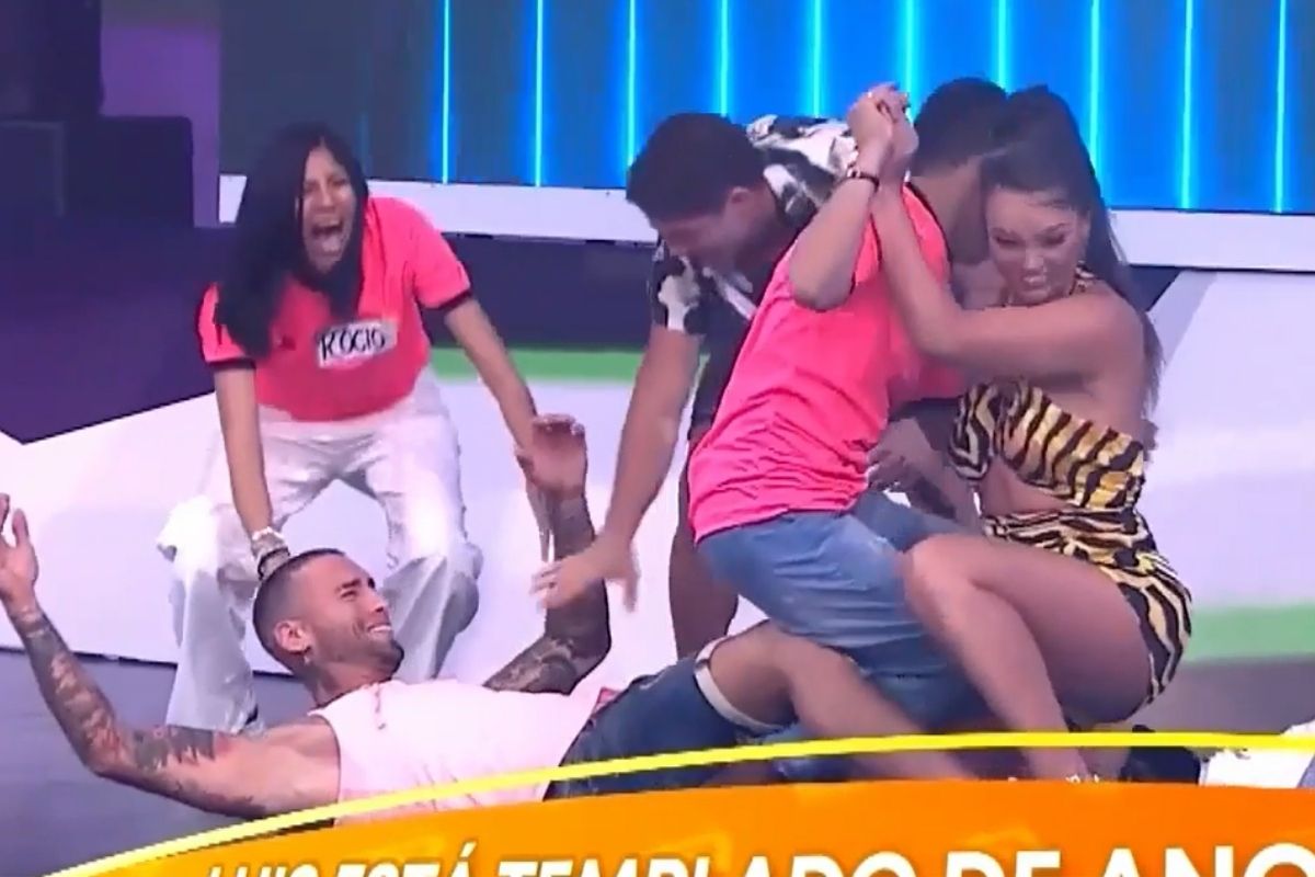 Angie Arizaga y Jota Benz protagonizaron una divertida caída en vivo. (Foto: América TV)