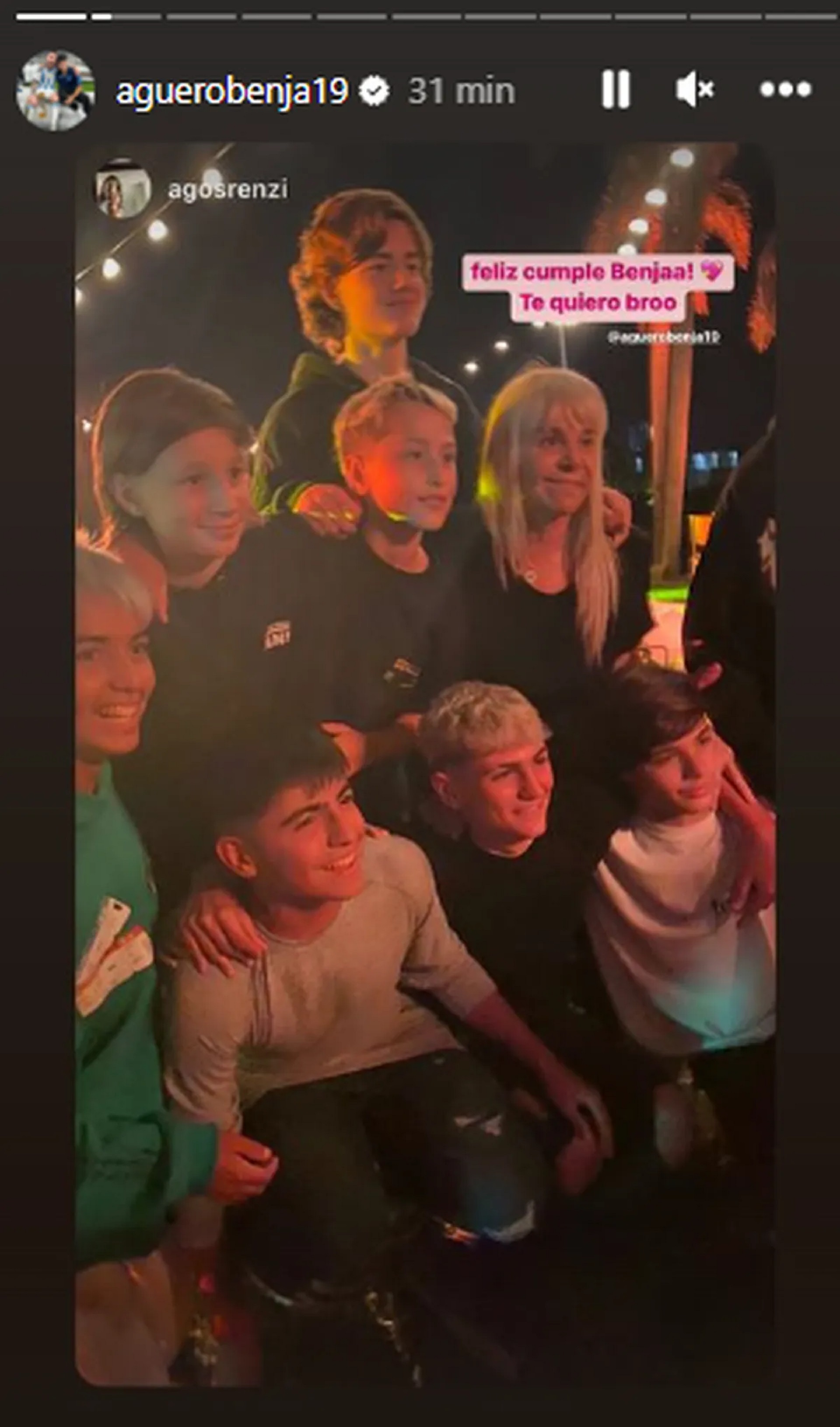 Benjamín Agüero junto a su abuela Claudia Villafañe y amigos