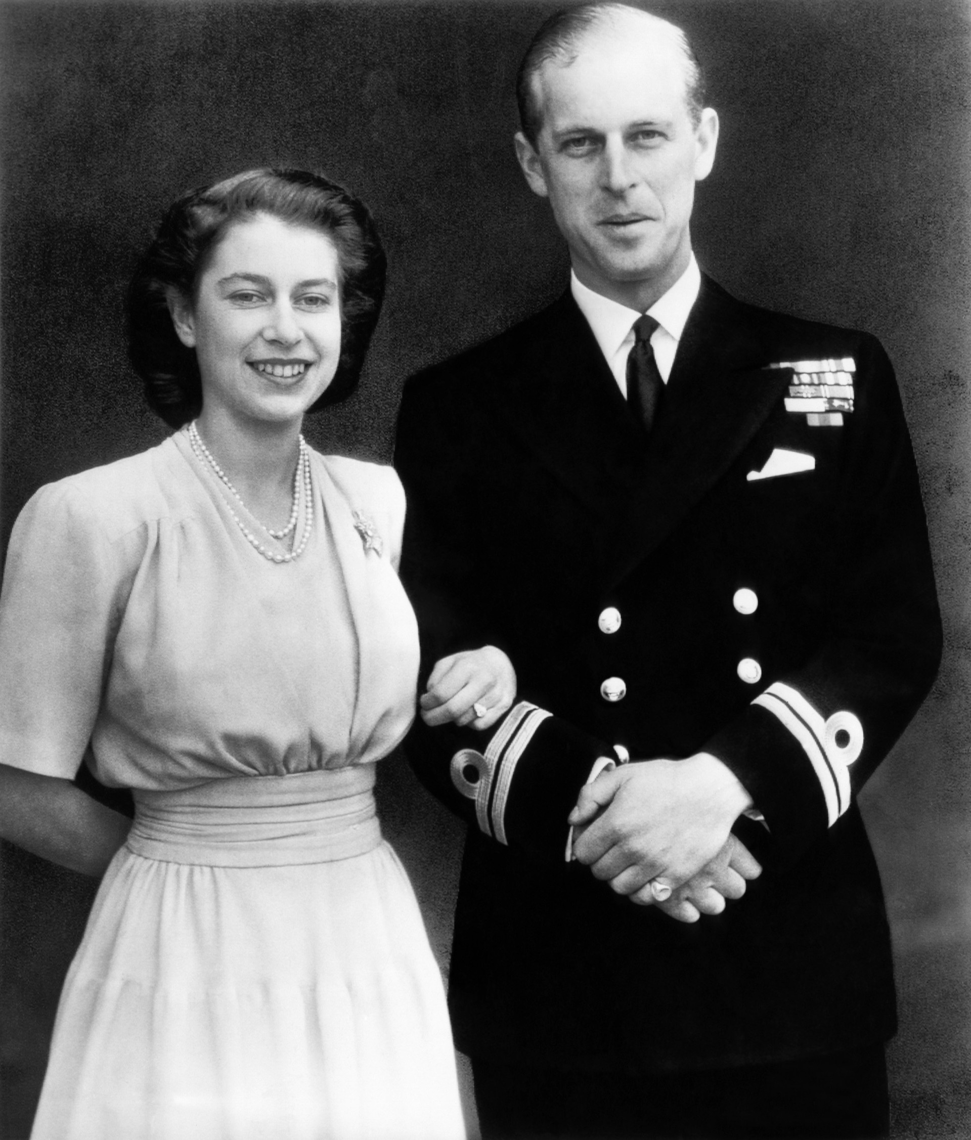 En esta imagen de archivo, tomada el 10 de julio de 1947, la entonces heredera al trono de Inglaterra, la princesa Isabel, y su prometido, el teniente Felipe Mountbatten, posan para una fotografía tras anunciar su compromiso en Londres el 9 de julio de 1947