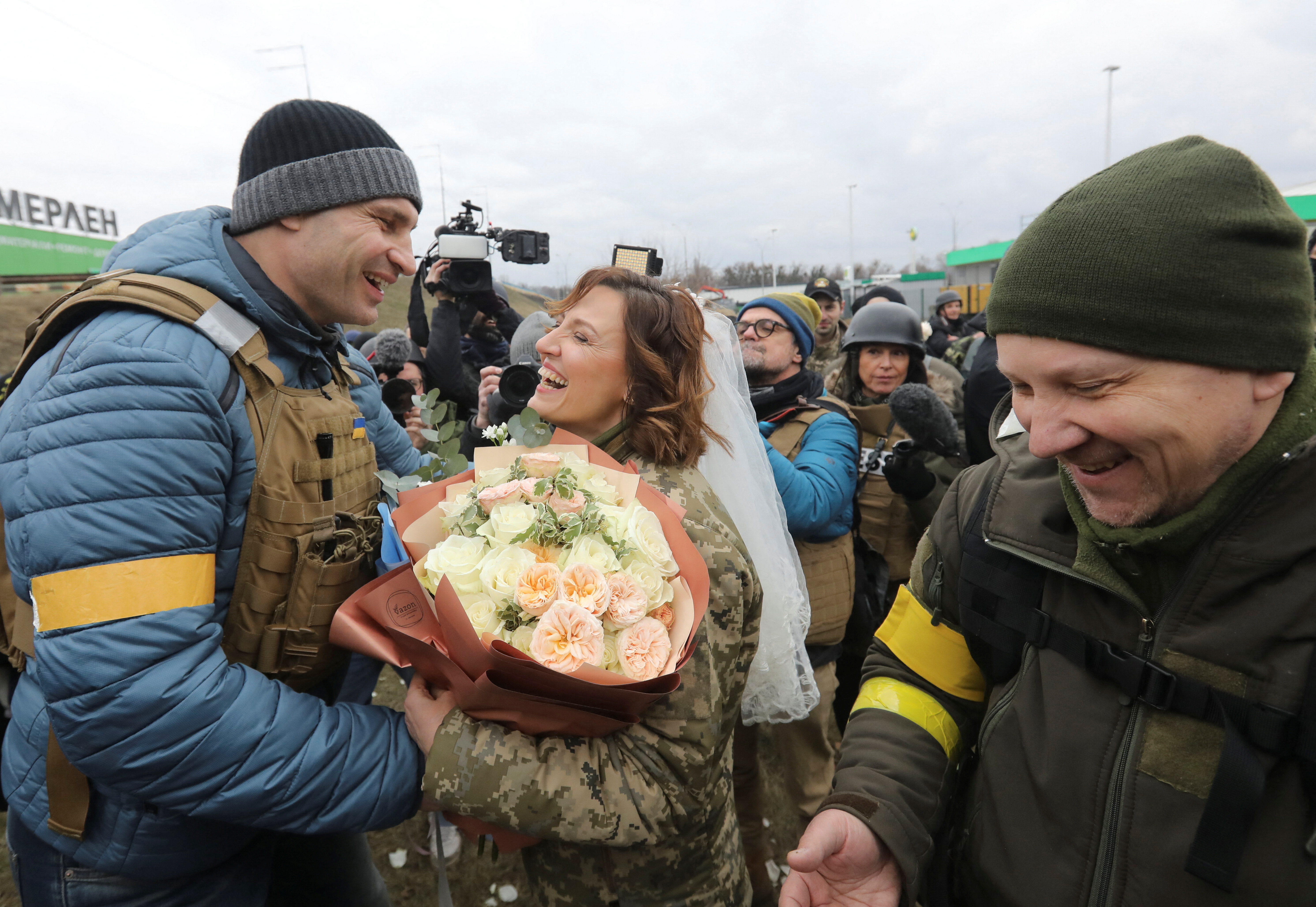 Un soldado se casó en medio de la guerra y antes de ir al frente de batalla en Kiev, Ucrania (REUTERS)